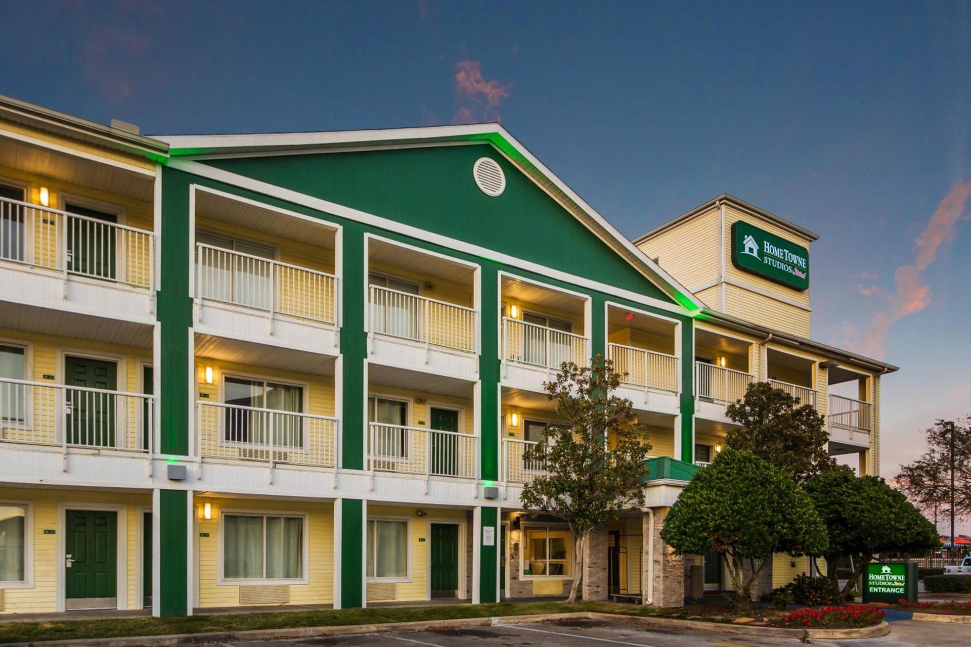 HomeTowne Studios by Red Roof Houston - West Oaks - Energy Corridor photo 6