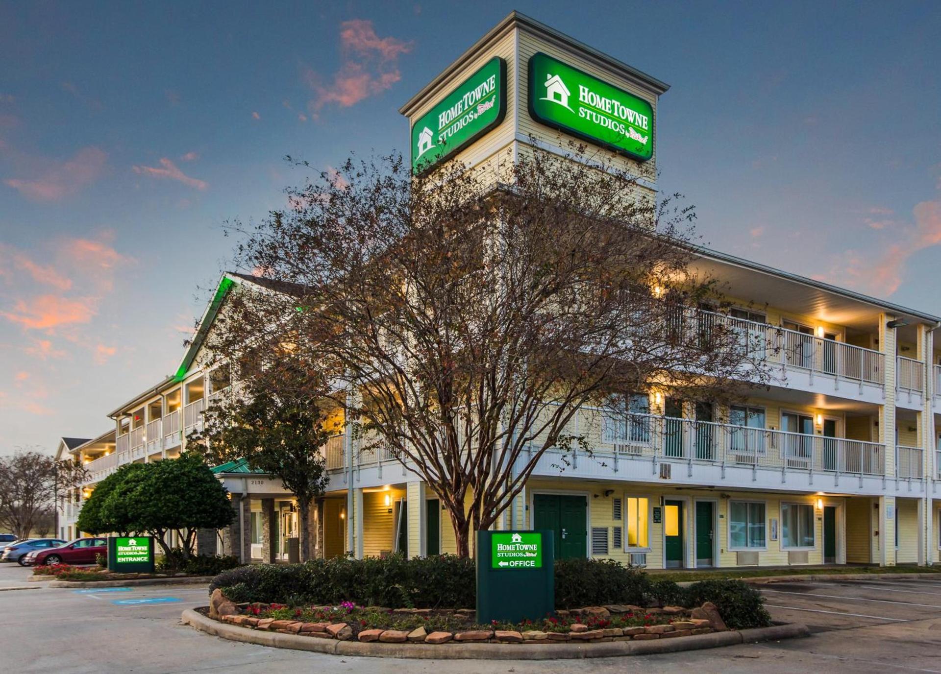 HomeTowne Studios by Red Roof Houston - West Oaks - Energy Corridor photo 9