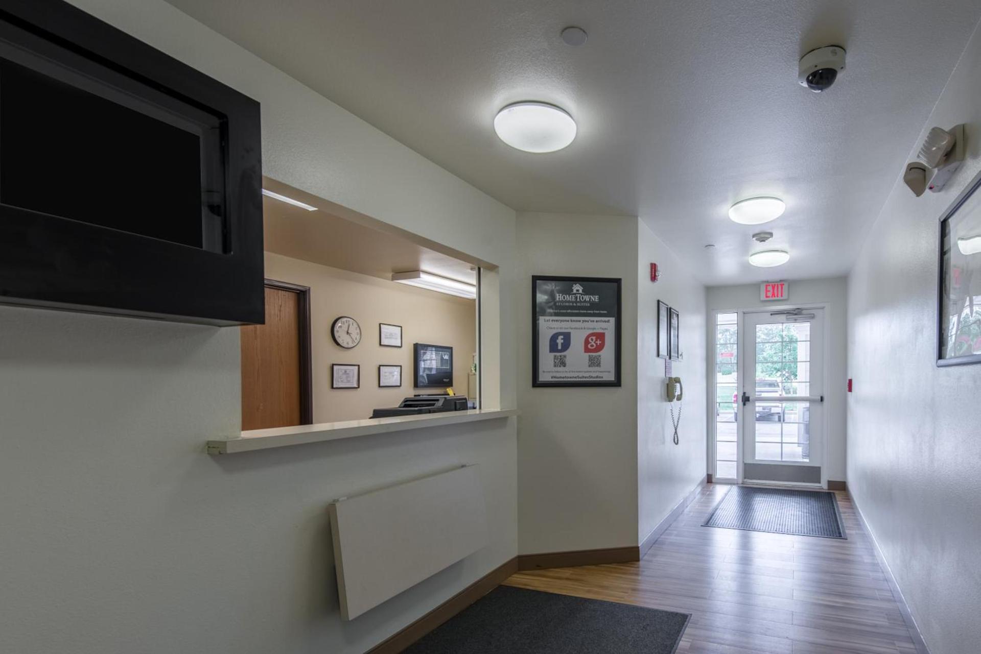 HomeTowne Studios by Red Roof Columbus photo 14