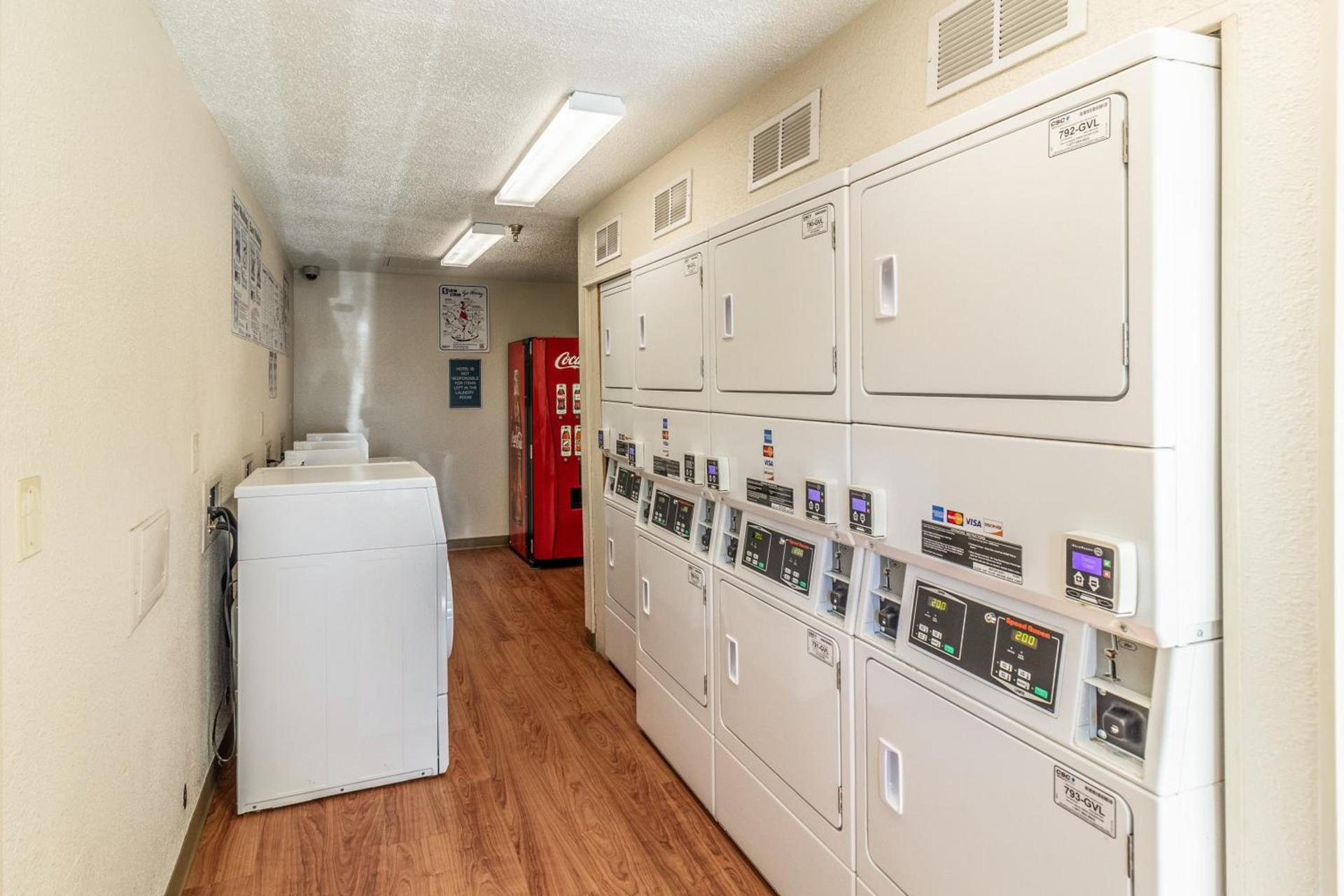HomeTowne Studios by Red Roof Houston - Northwest photo 11