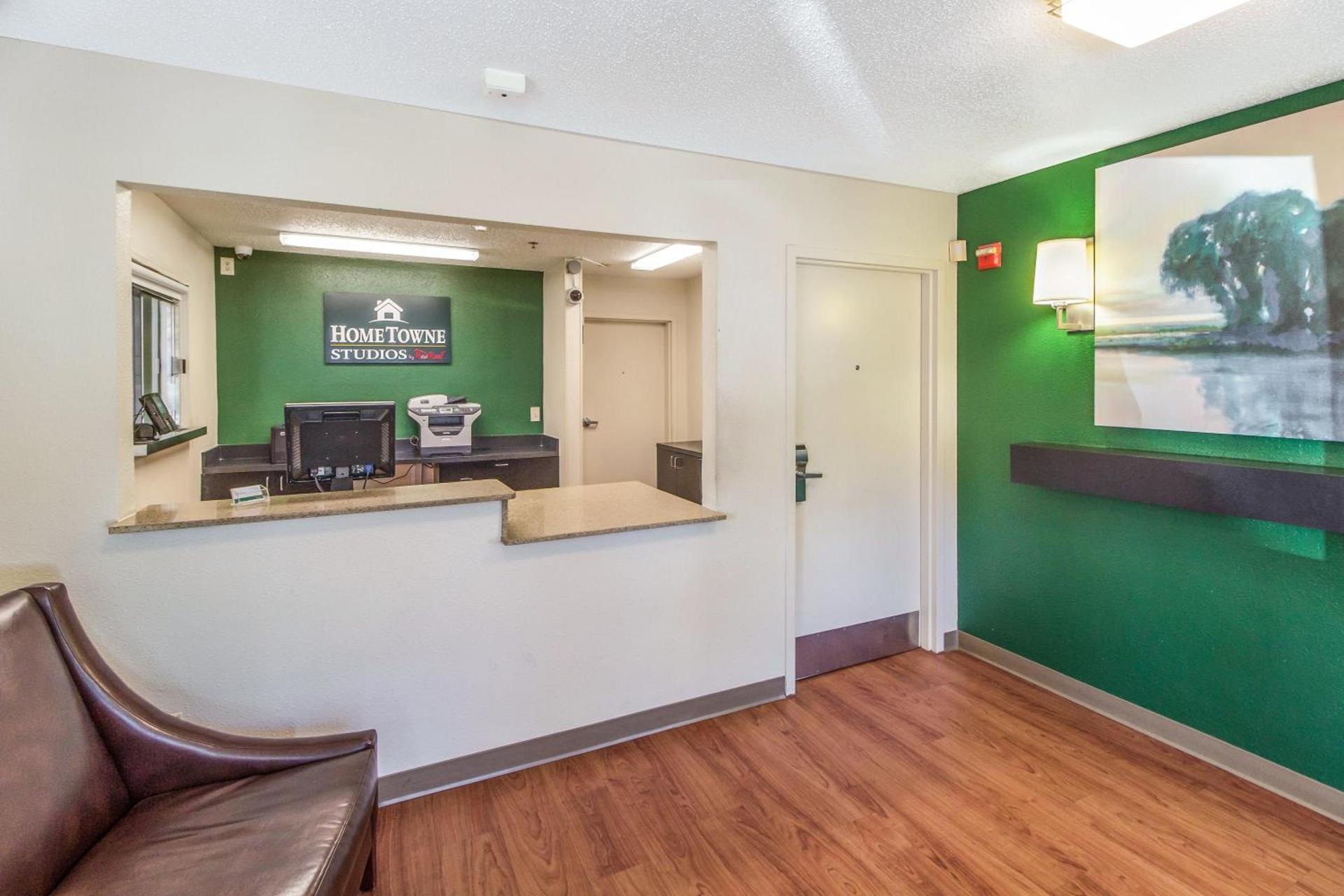 HomeTowne Studios by Red Roof Houston - Northwest photo 9