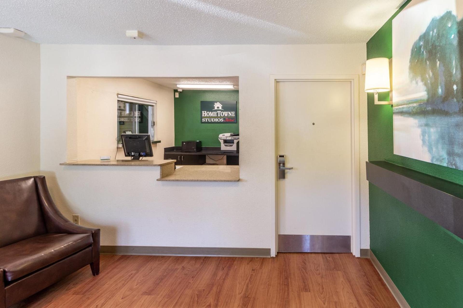 HomeTowne Studios by Red Roof Houston - Northwest photo 8