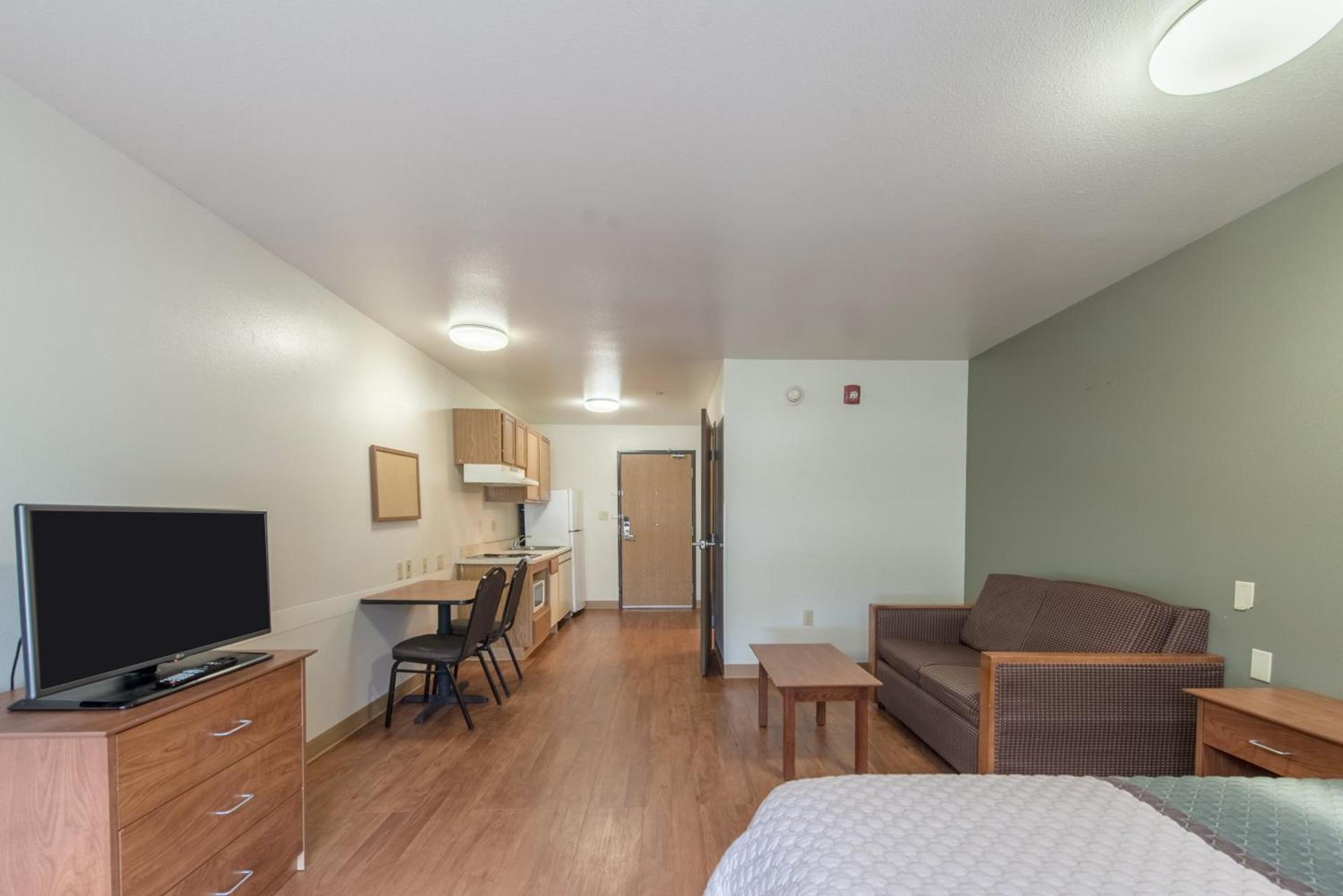 HomeTowne Studios by Red Roof Columbus photo 35