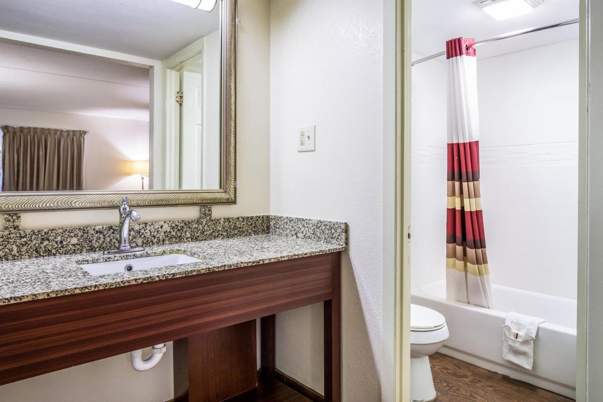 Red Roof Inn Caryville photo 28