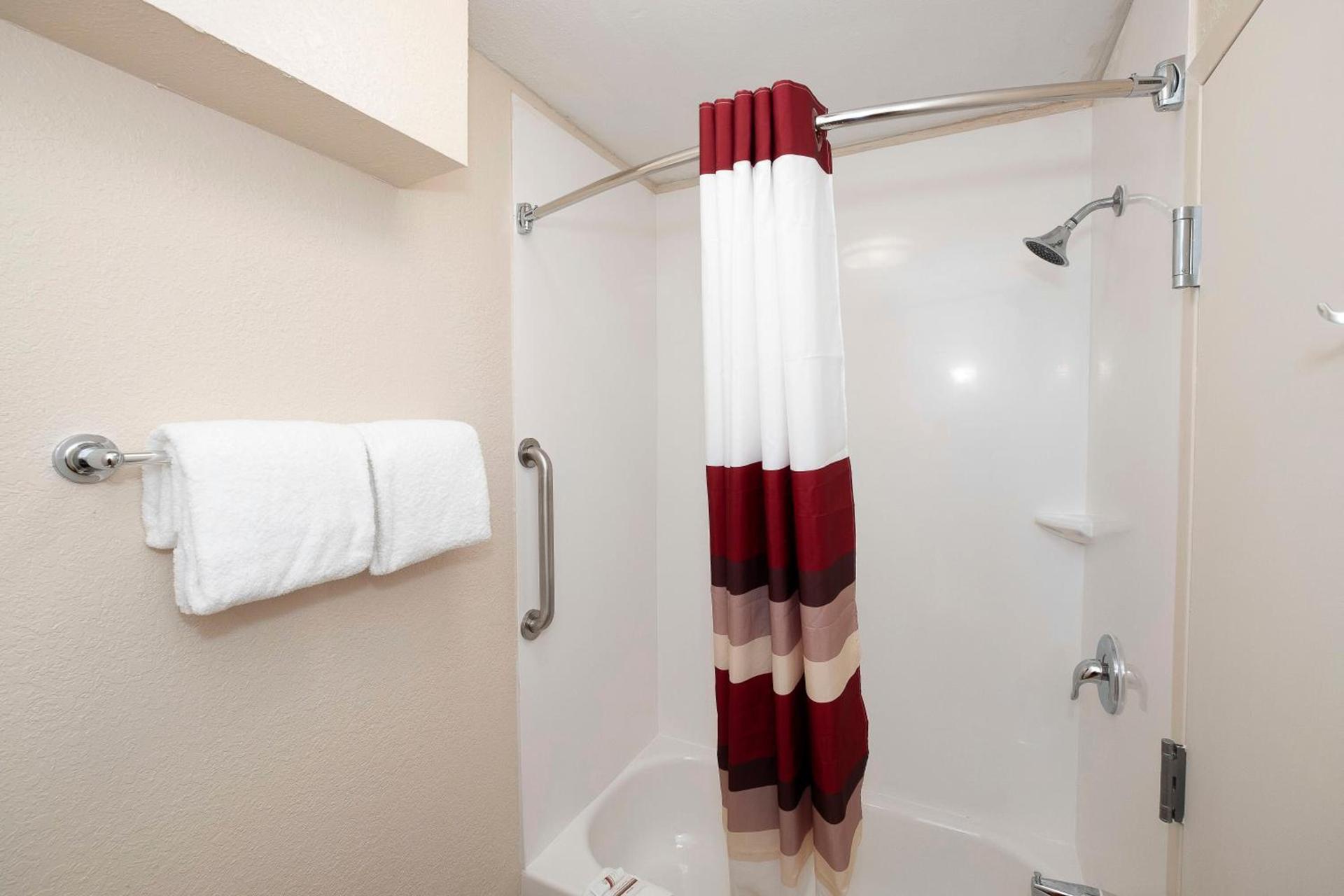 Red Roof Inn PLUS+ Jacksonville – Southpoint photo 35
