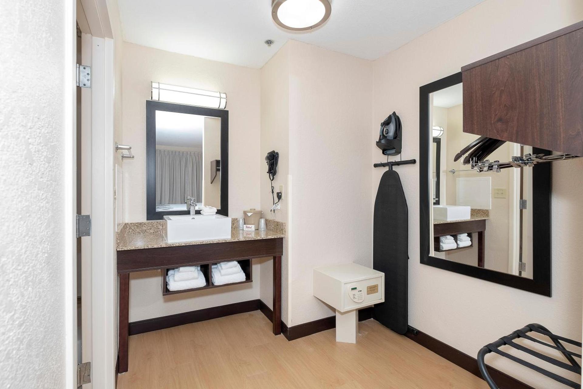 Red Roof Inn PLUS+ Jacksonville – Southpoint photo 38