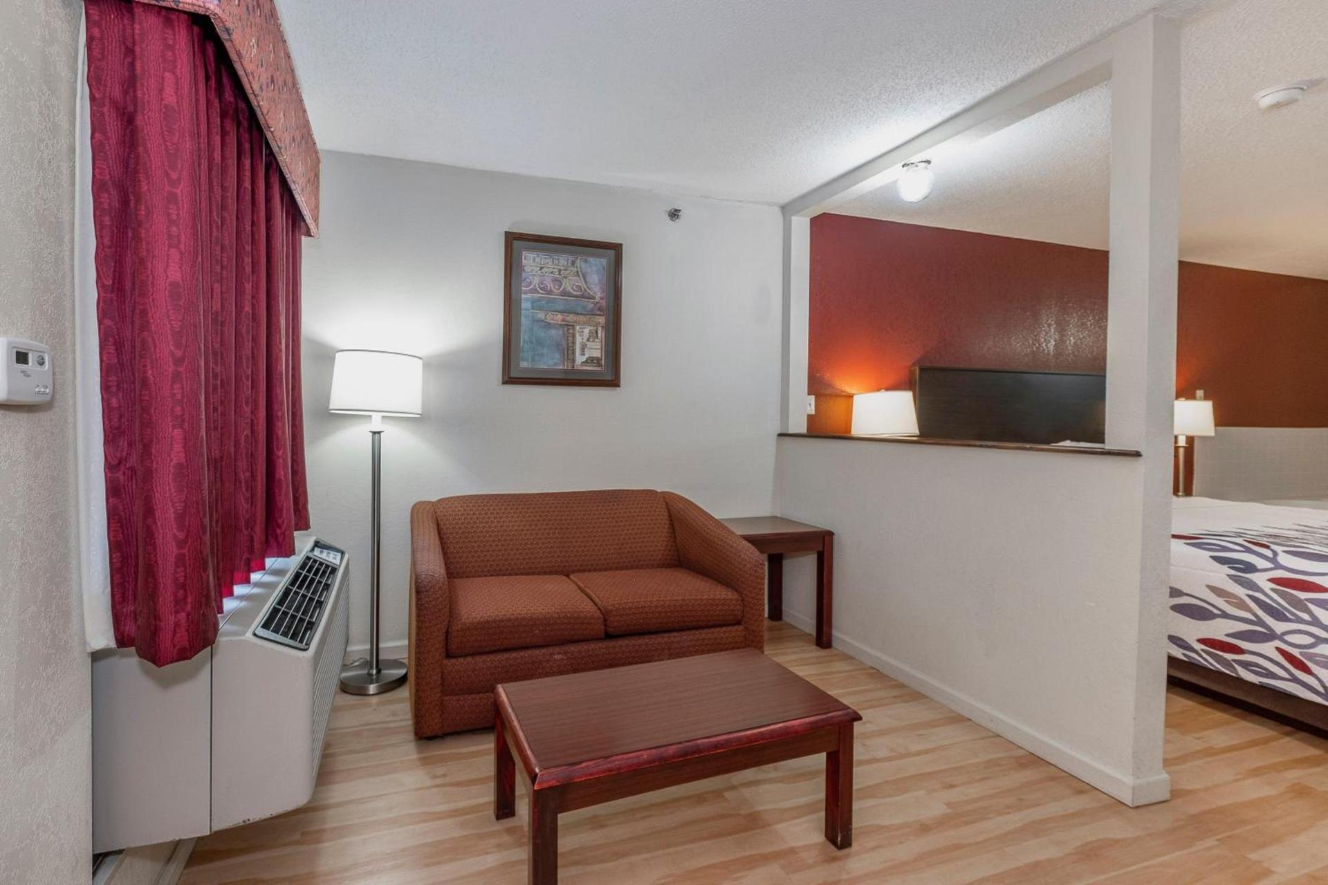 Red Roof Inn & Suites Rome photo 14