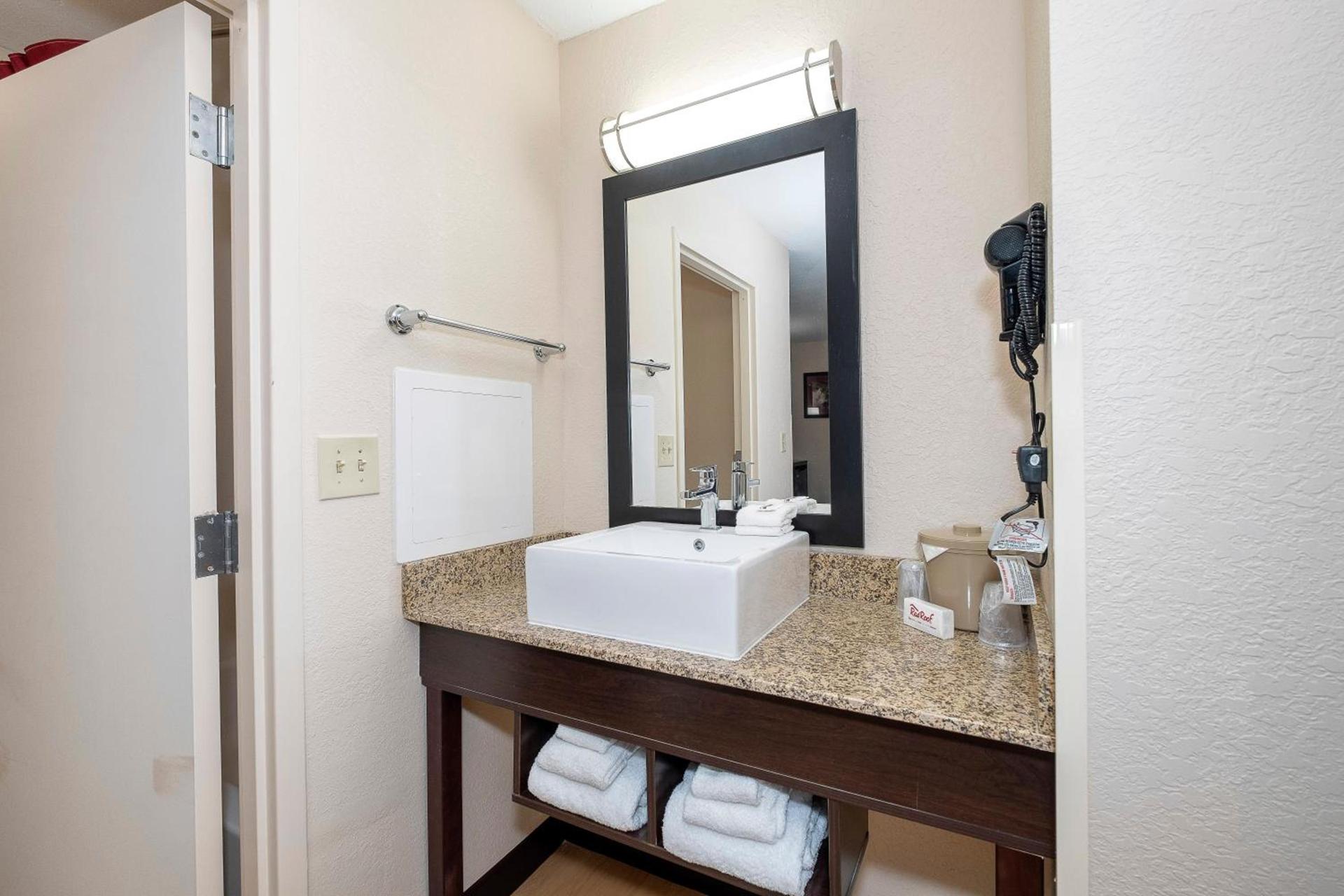 Red Roof Inn PLUS+ Jacksonville – Southpoint photo 34
