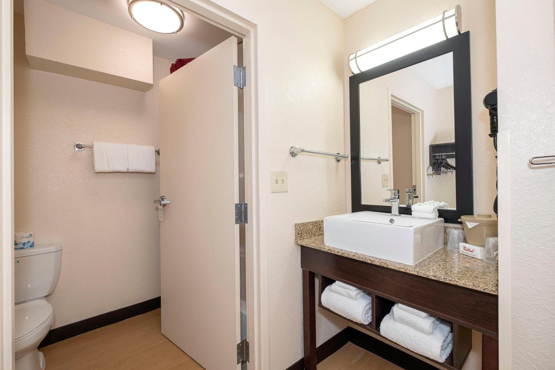Red Roof Inn PLUS+ Jacksonville – Southpoint photo 36