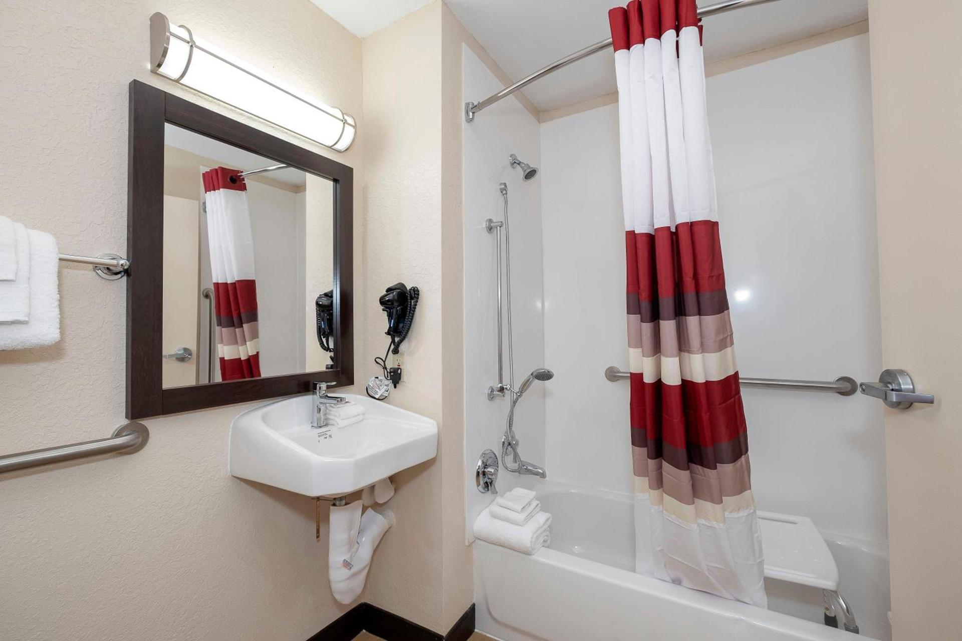 Red Roof Inn PLUS+ Jacksonville – Southpoint photo 39