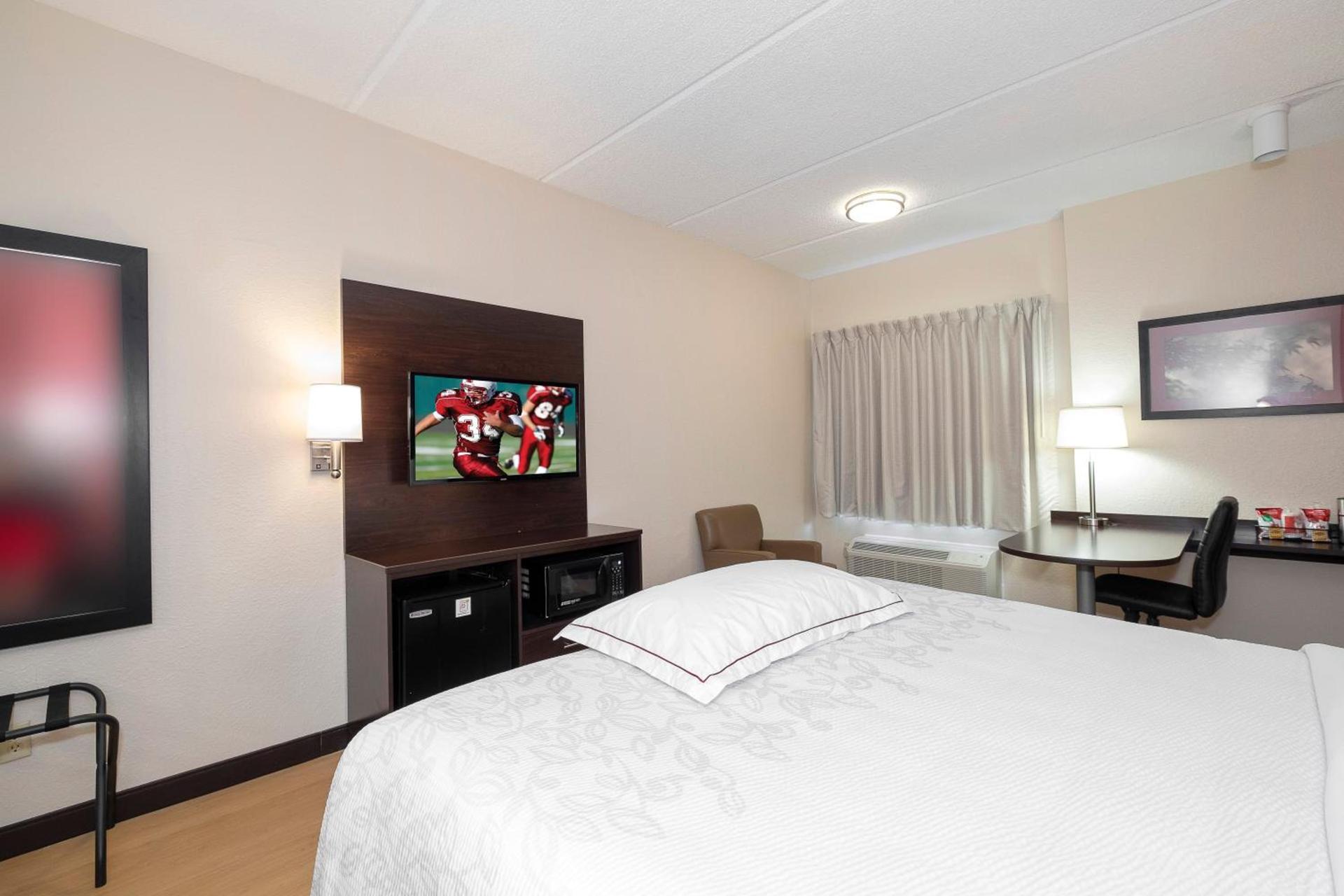 Red Roof Inn PLUS+ Jacksonville – Southpoint photo 13
