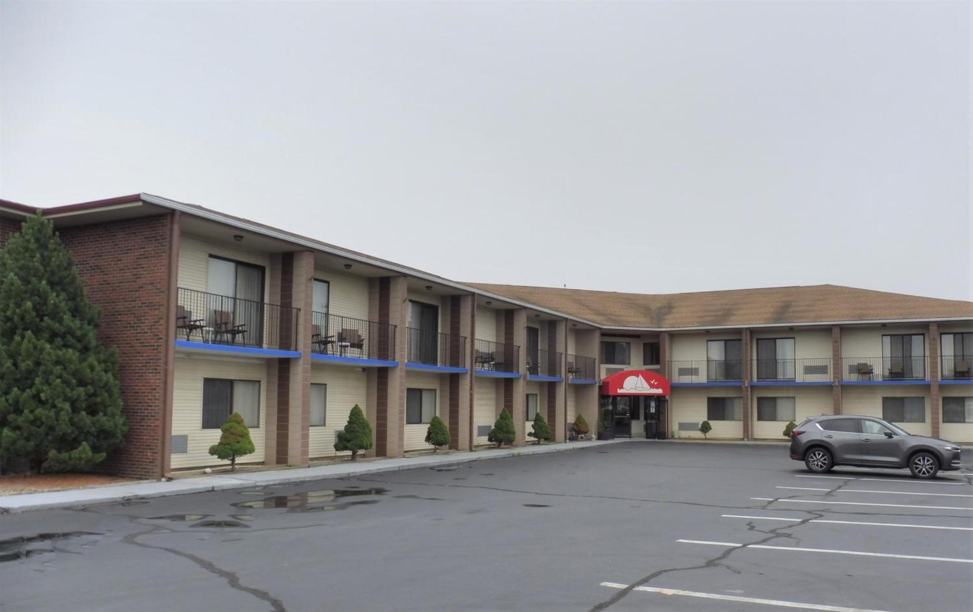 Red Roof Inn & Suites Newport - Middletown, RI — hotel in Middletown