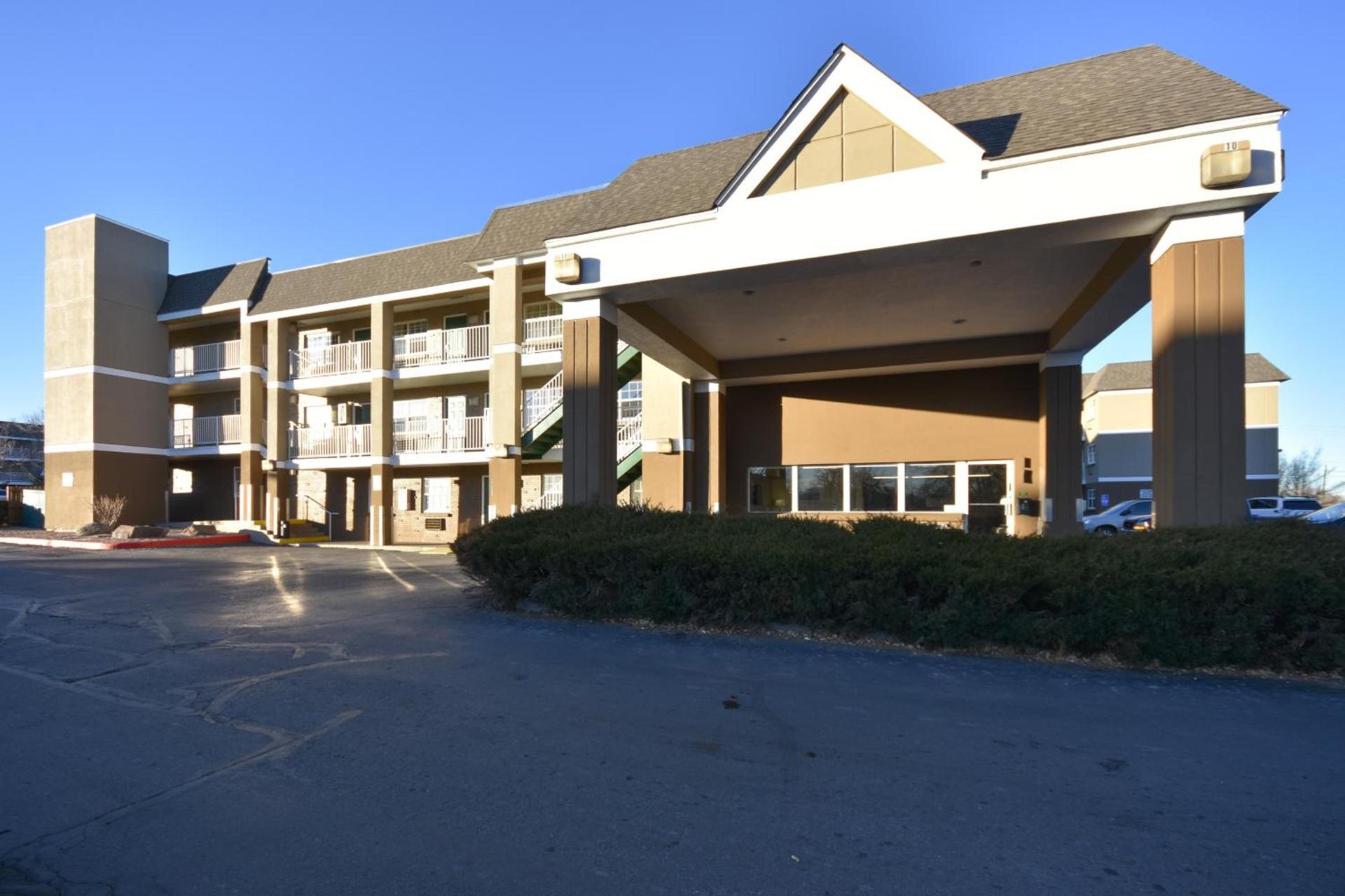HomeTowne Studios by Red Roof Denver - Lakewood West — hotel in Lakewood