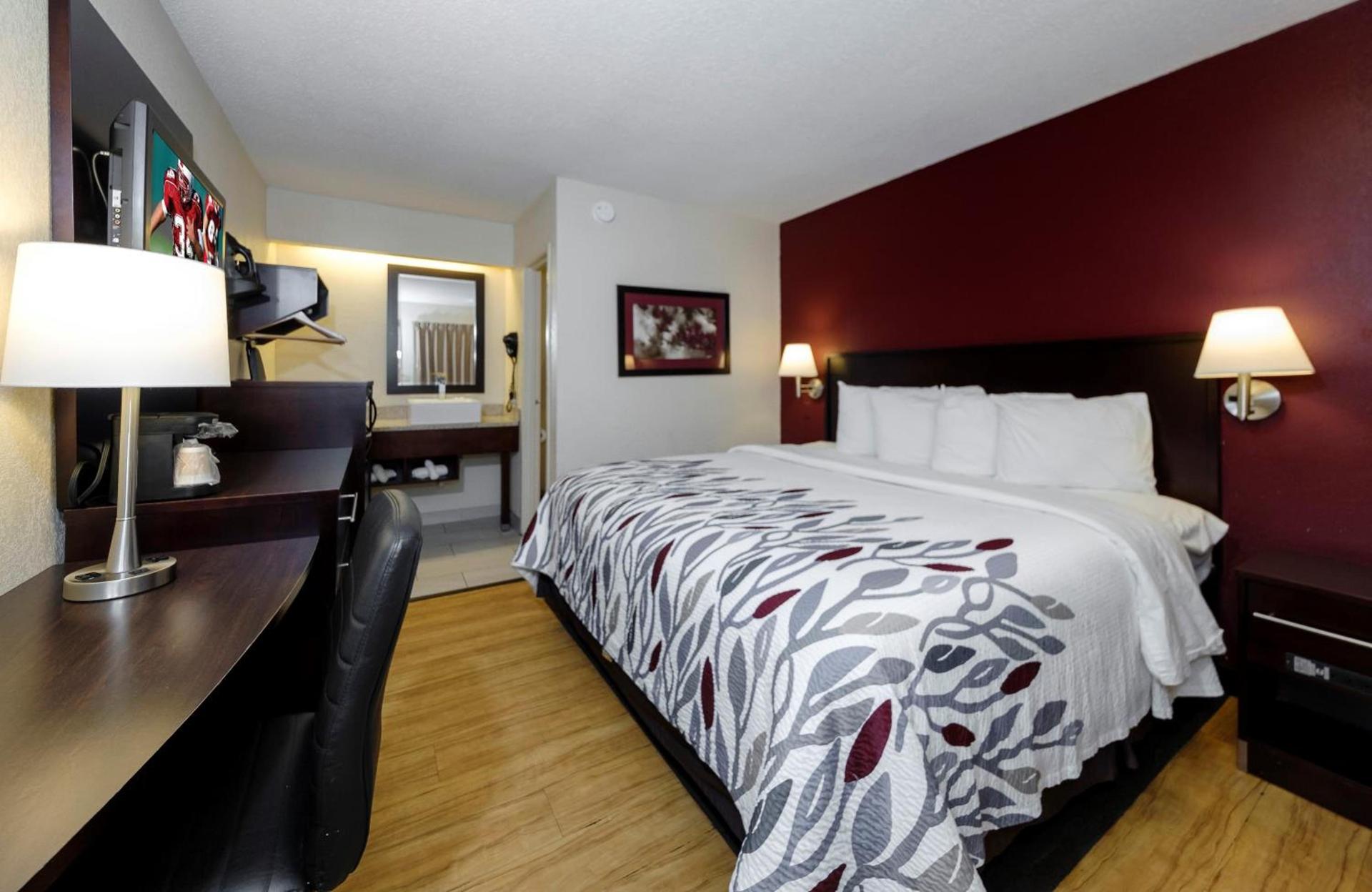 Red Roof Inn Lansing East - MSU photo 8