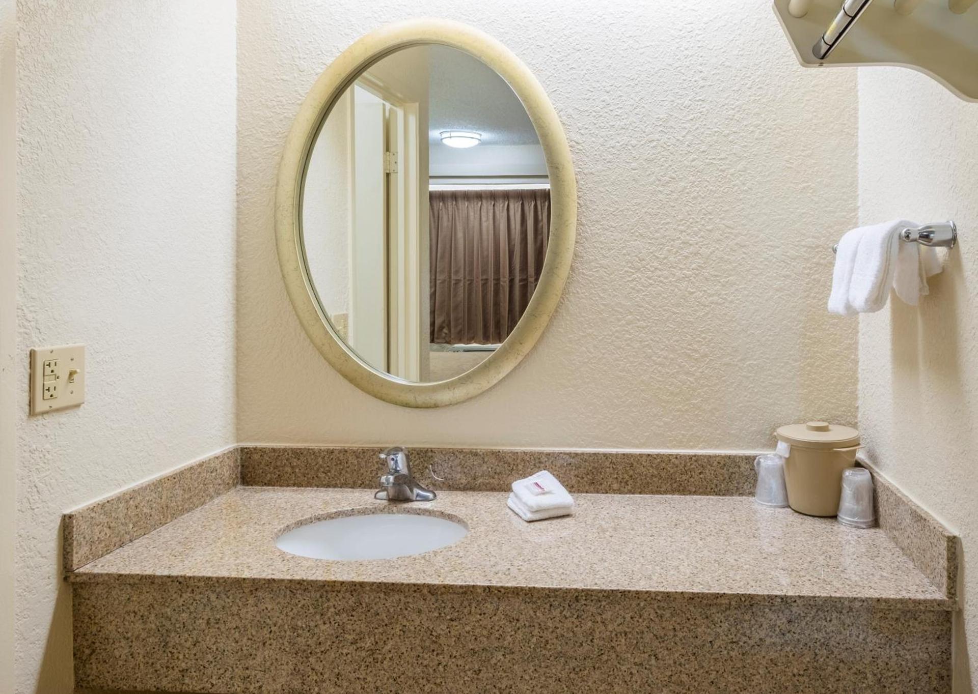 Red Roof Inn Jacksonville Airport photo 21