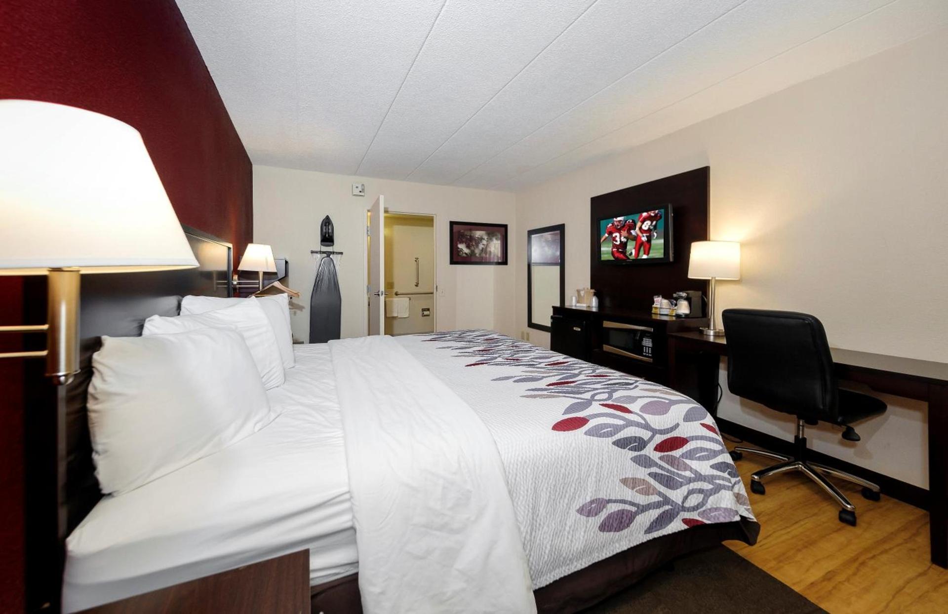 Red Roof Inn Lansing East - MSU photo 15