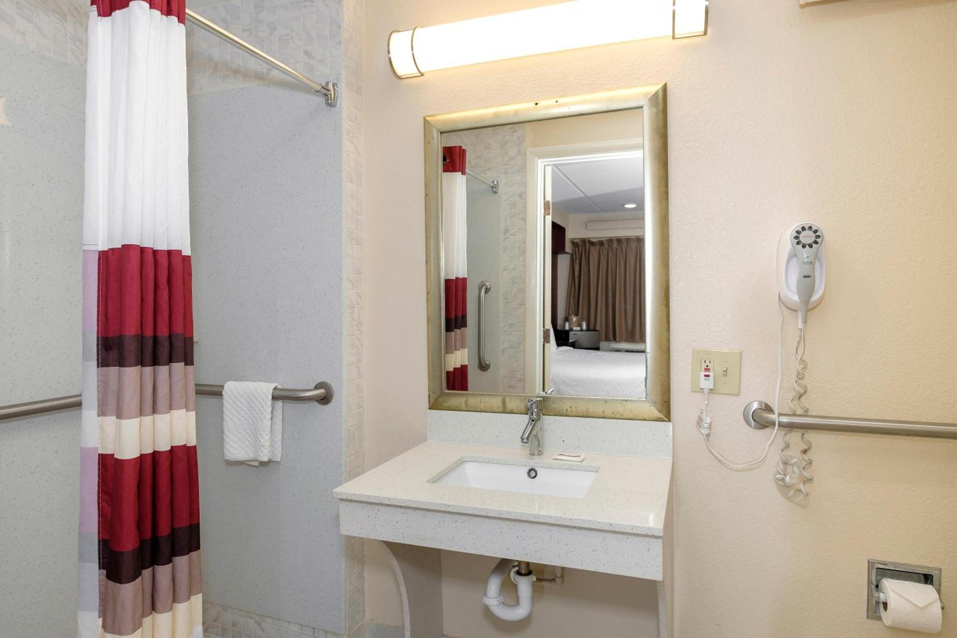 Red Roof Inn Tallahassee - University photo 30