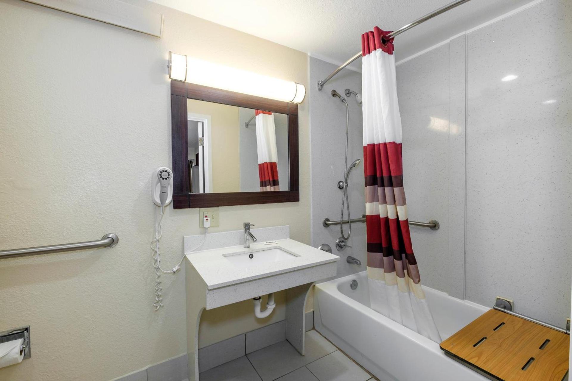 Red Roof Inn Tallahassee - University photo 31