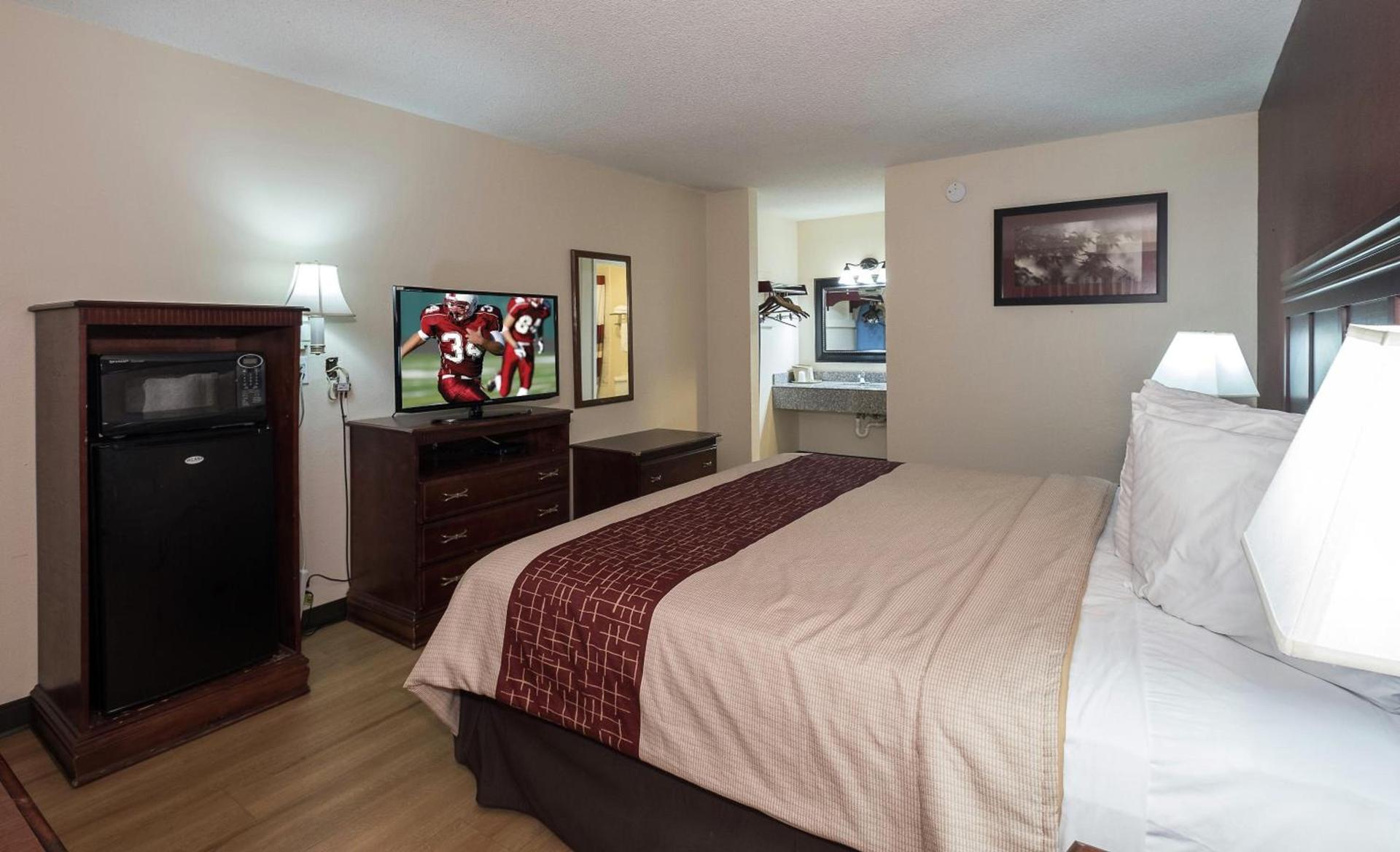 Red Roof Inn Chipley photo 16