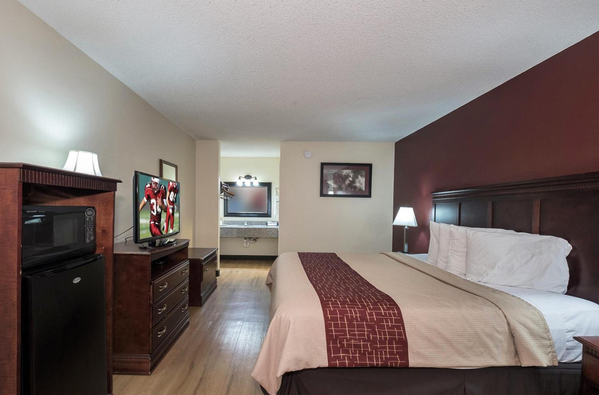Red Roof Inn Chipley photo 15