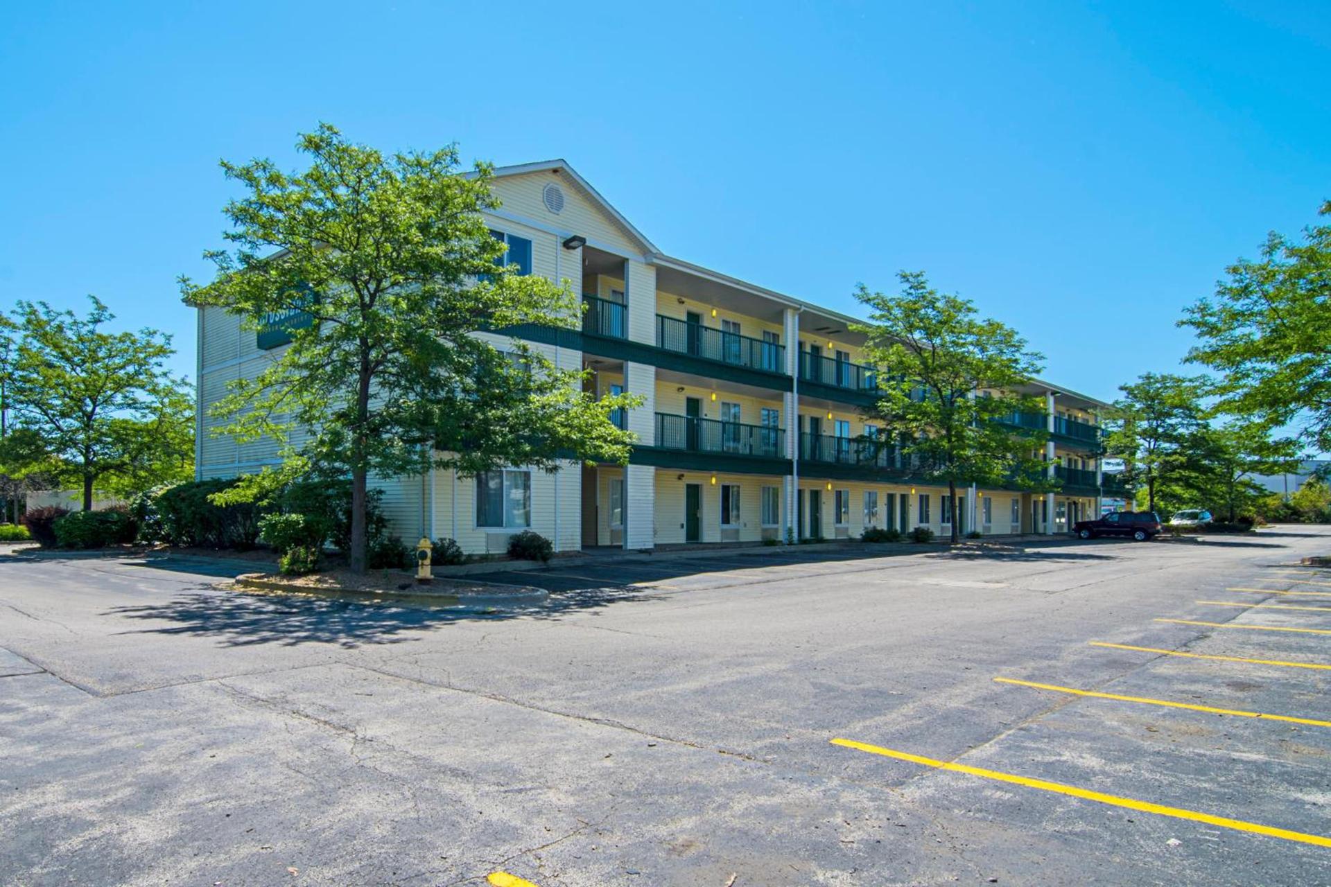 HomeTowne Studios by Red Roof Chicago - Waukegan — hotel in Waukegan