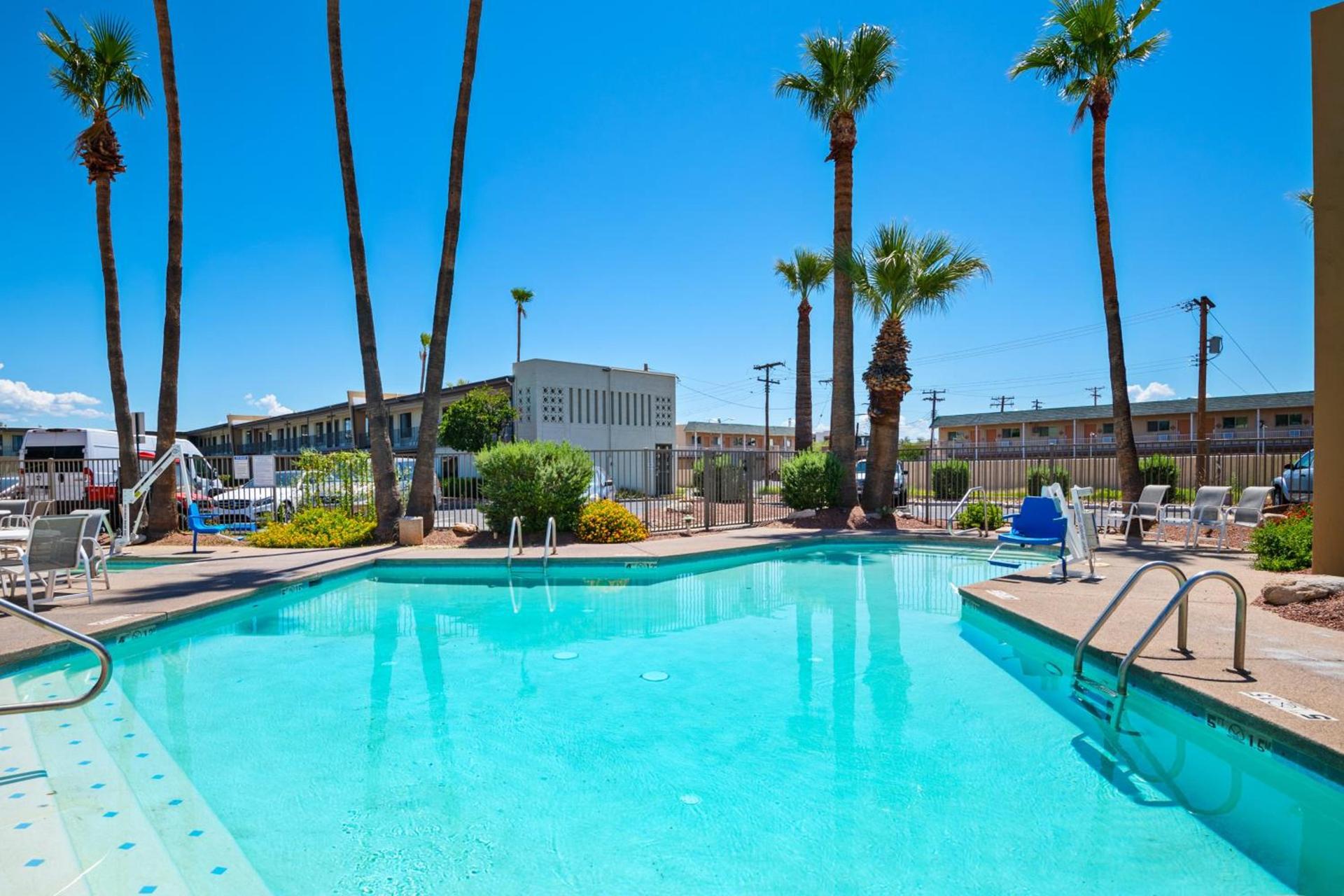 Red Roof Inn Tucson Downtown - University photo 8