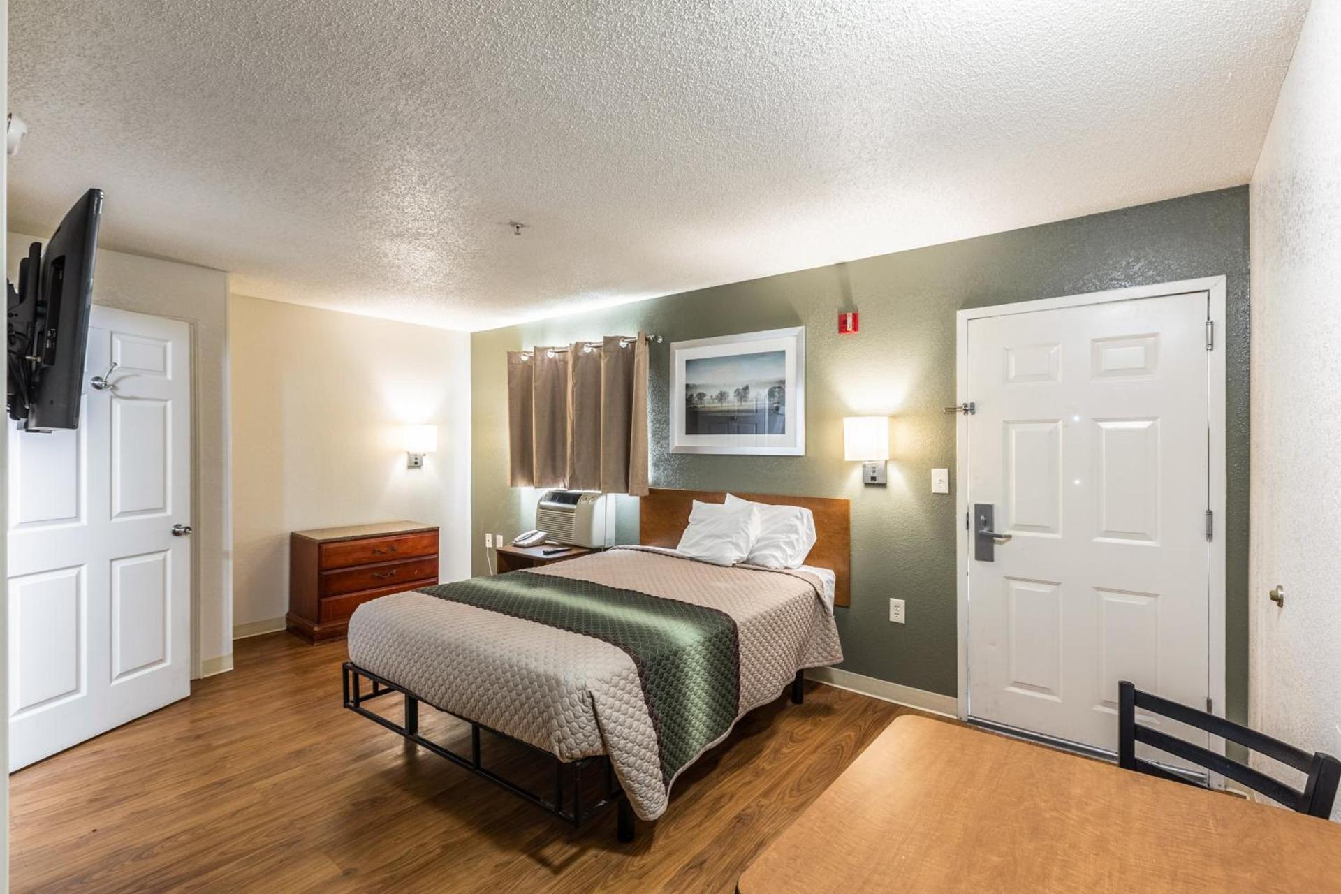 HomeTowne Studios by Red Roof Atlanta - Chamblee photo 13