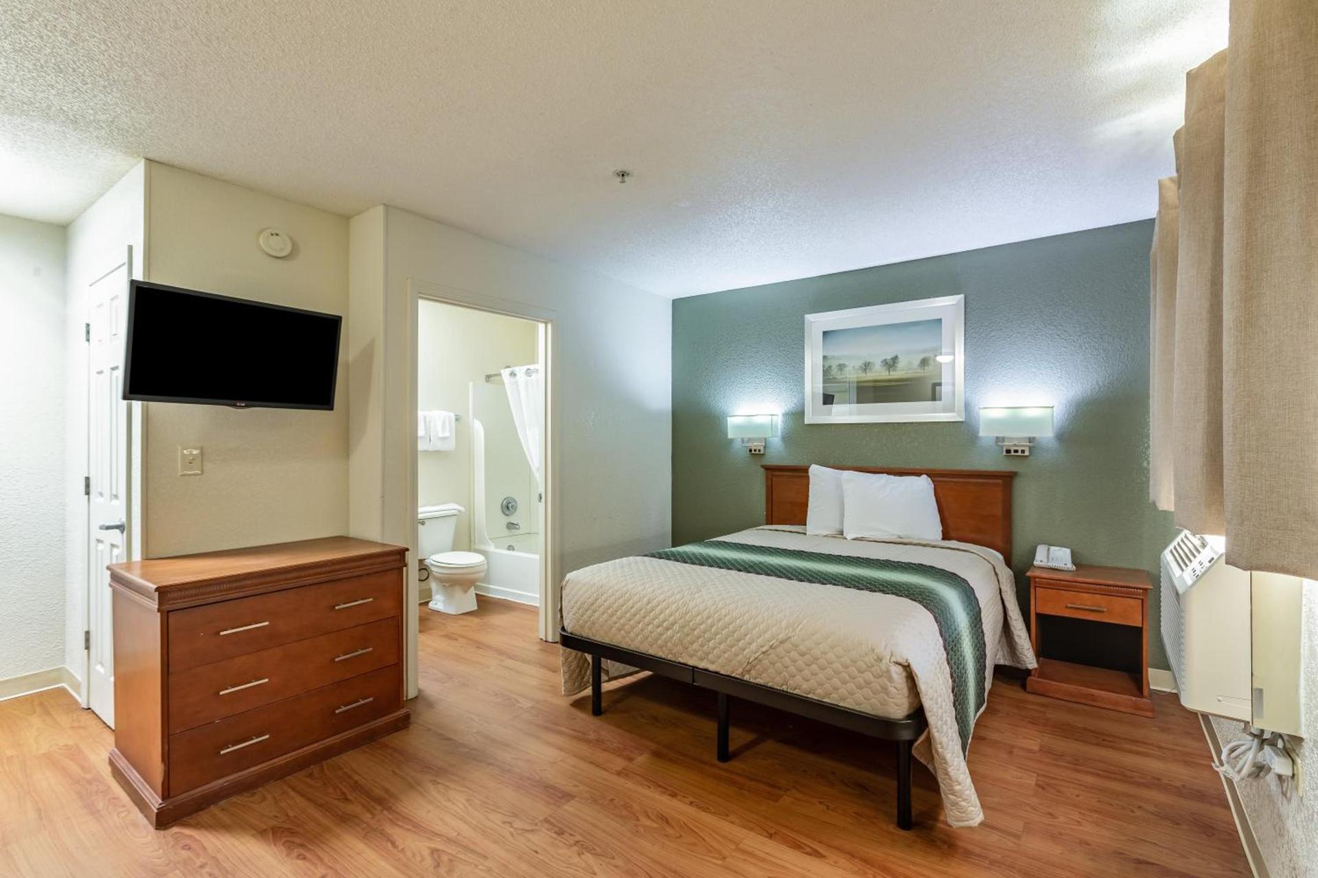 HomeTowne Studios by Red Roof Atlanta - Chamblee photo 14