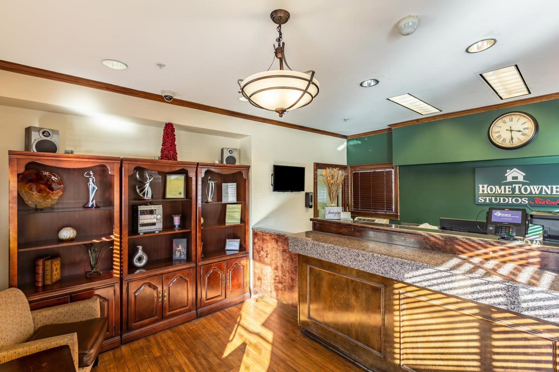 HomeTowne Studios by Red Roof Atlanta - Chamblee photo 9