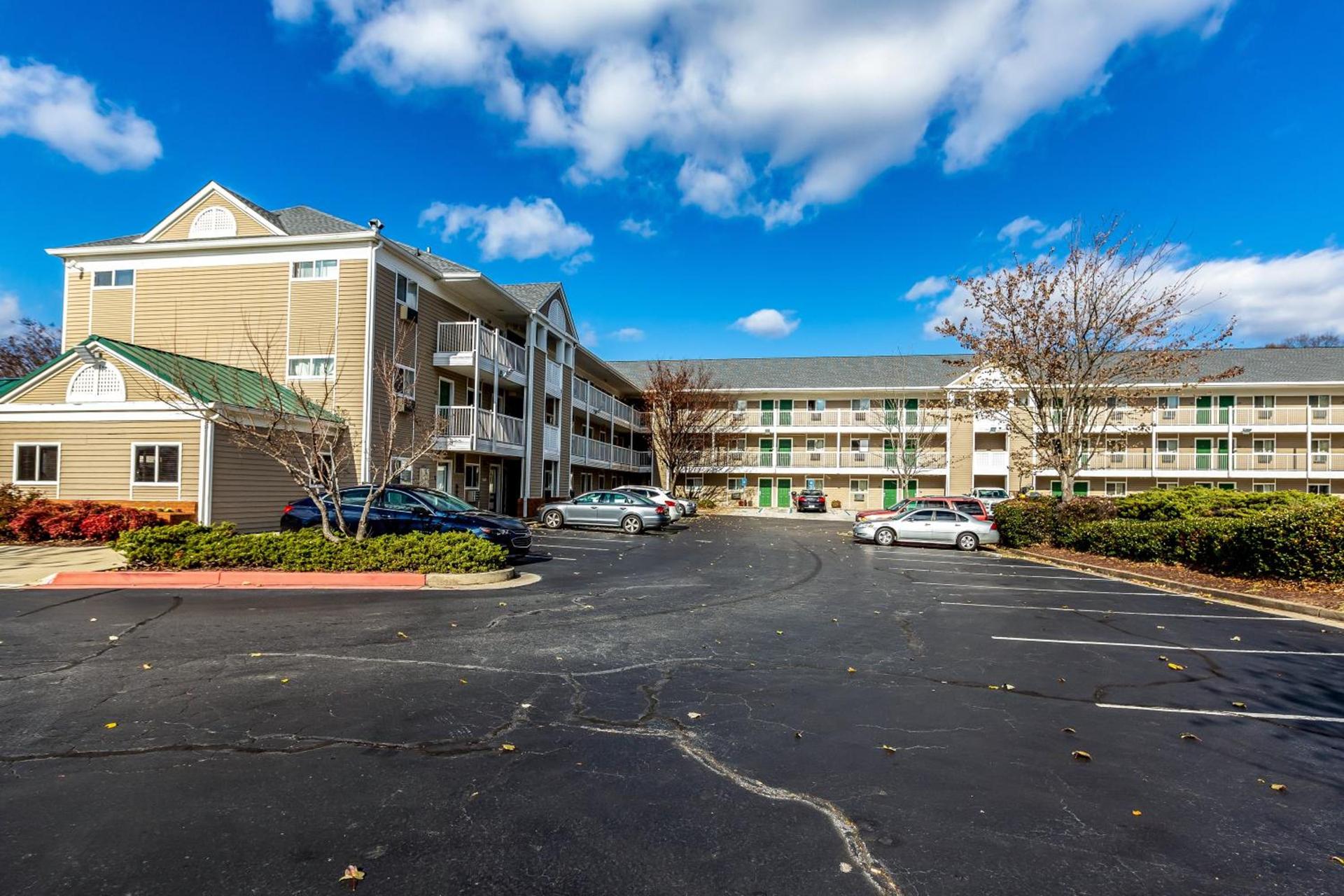 HomeTowne Studios by Red Roof Atlanta - Chamblee photo 2