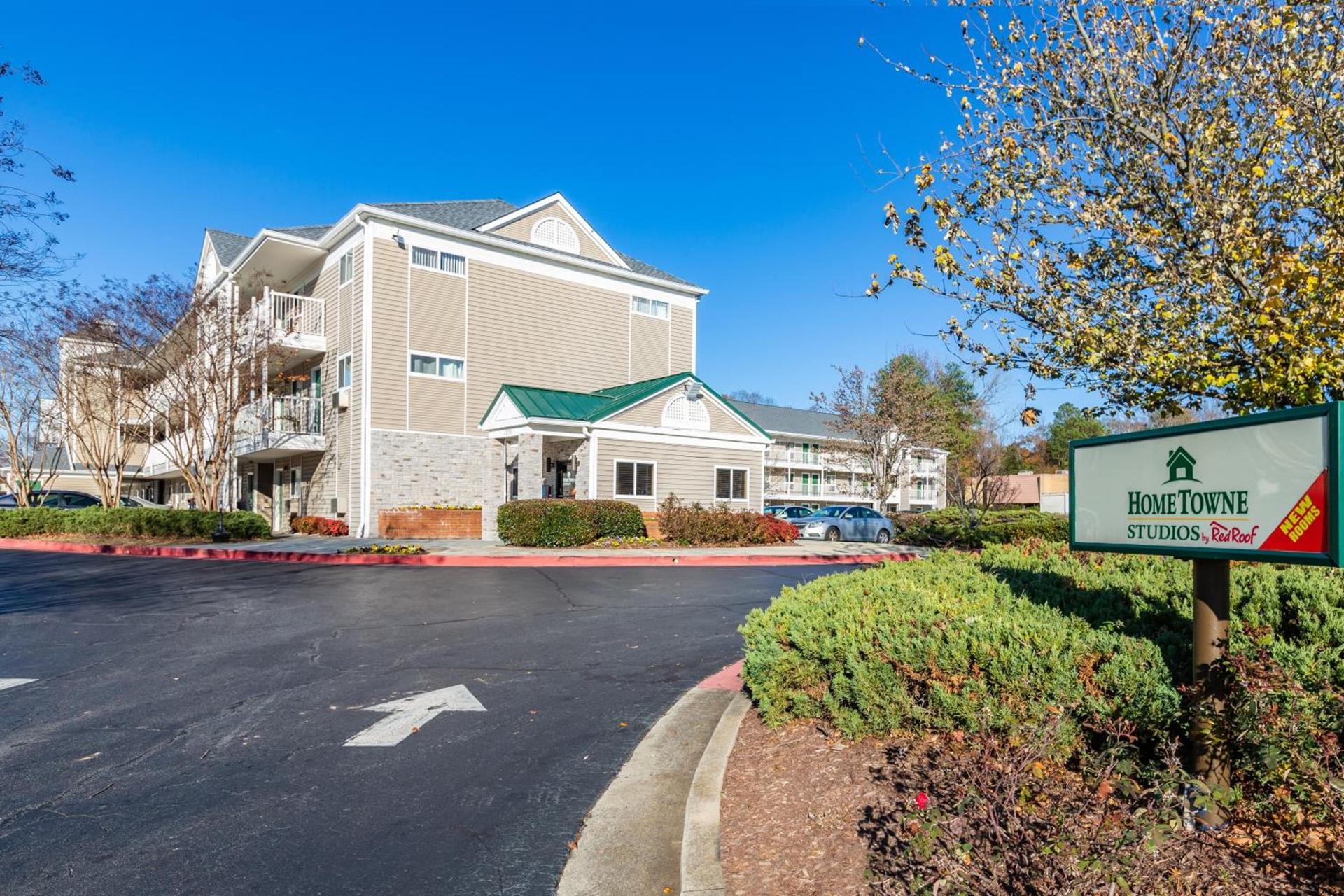 HomeTowne Studios by Red Roof Atlanta - Chamblee photo 3