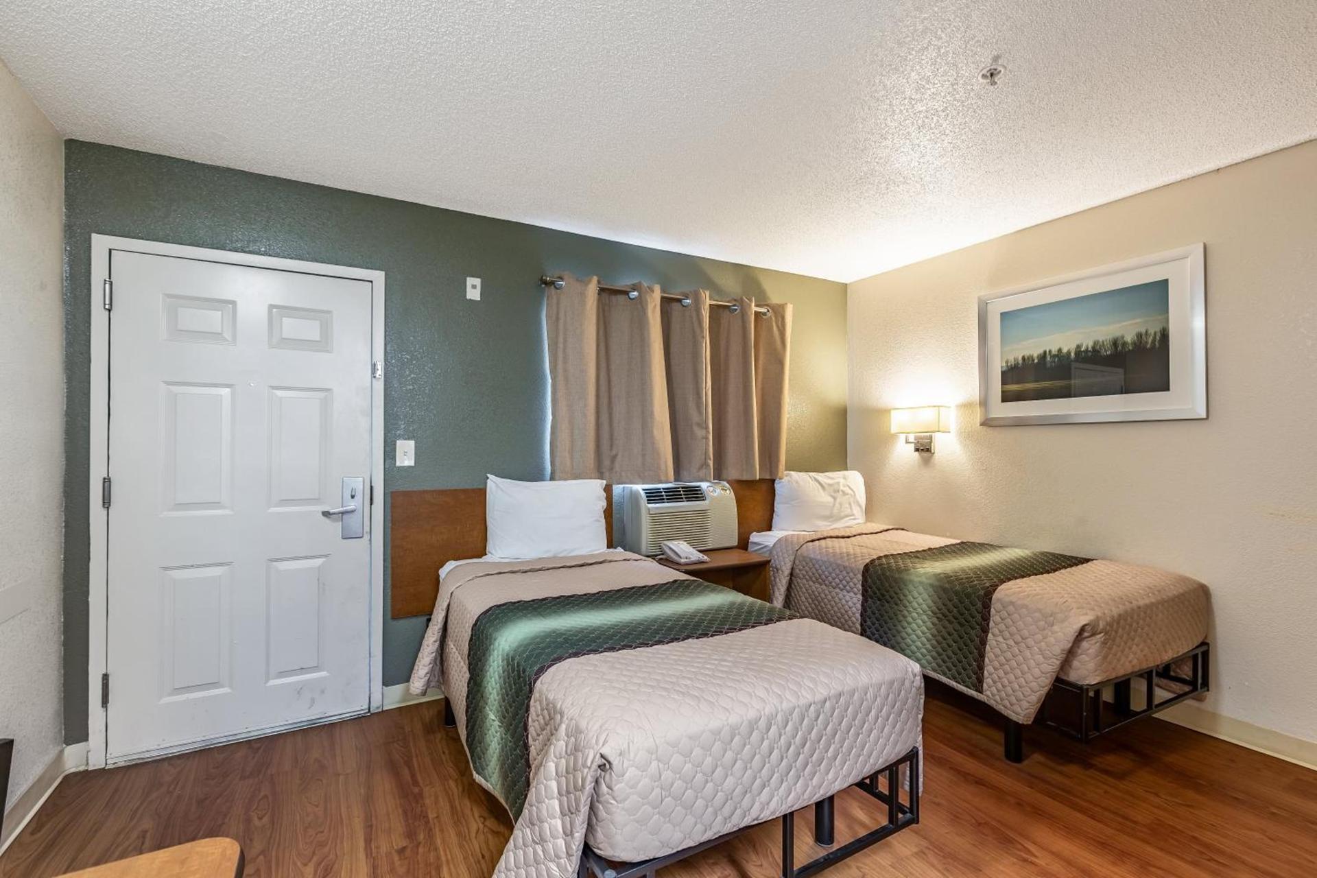 HomeTowne Studios by Red Roof Atlanta - Chamblee photo 18