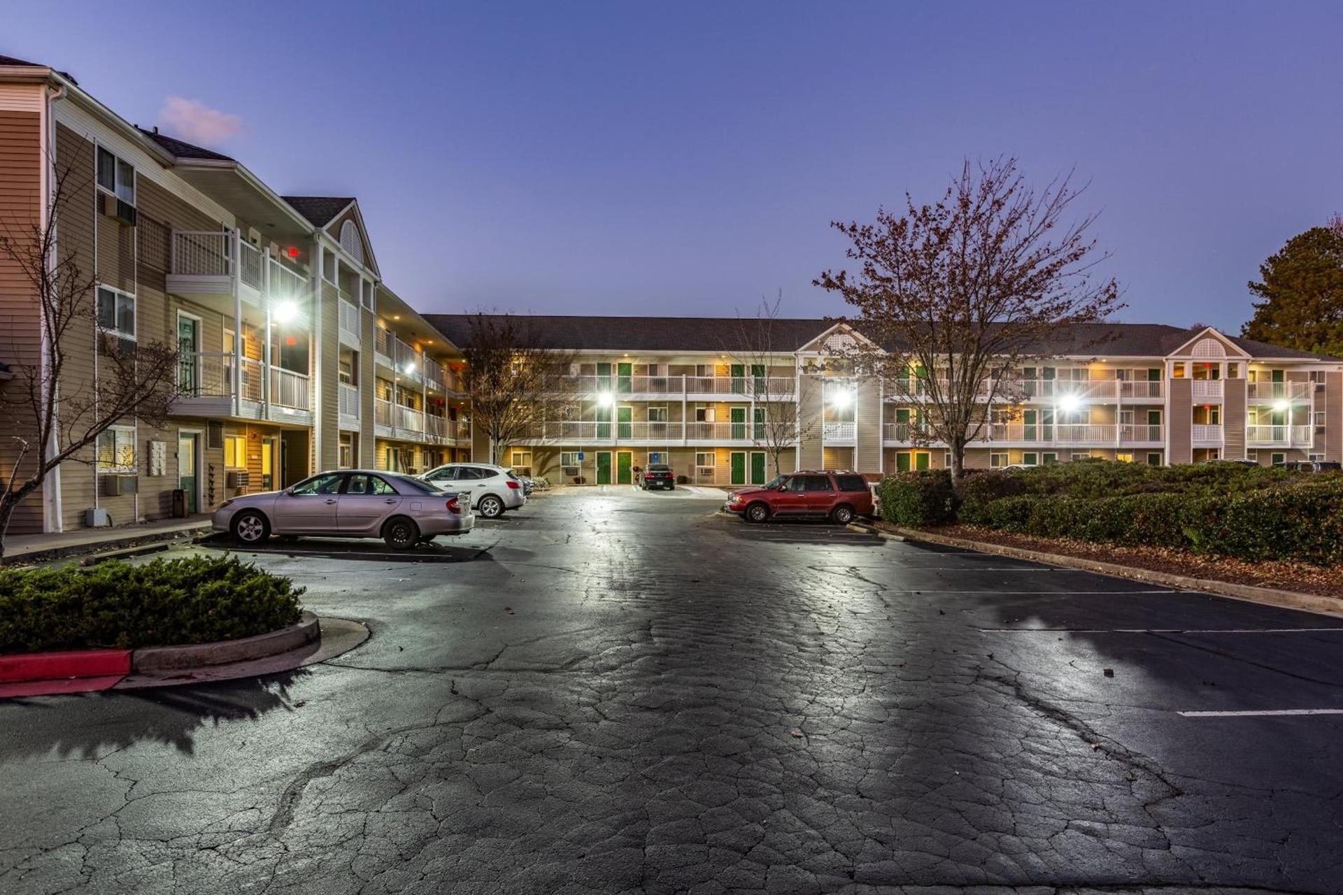 HomeTowne Studios by Red Roof Atlanta - Chamblee photo 5