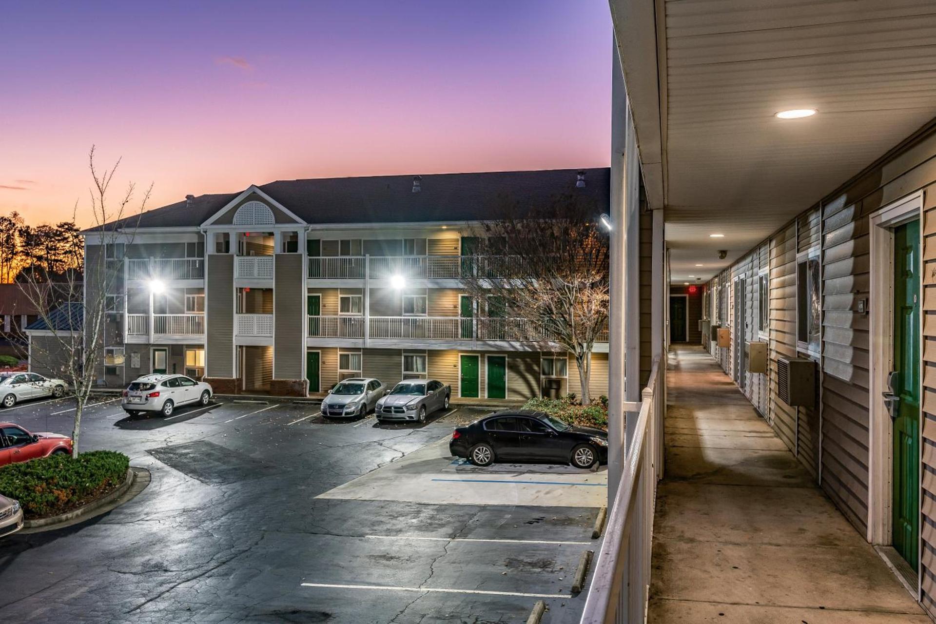 HomeTowne Studios by Red Roof Atlanta - Chamblee photo 4