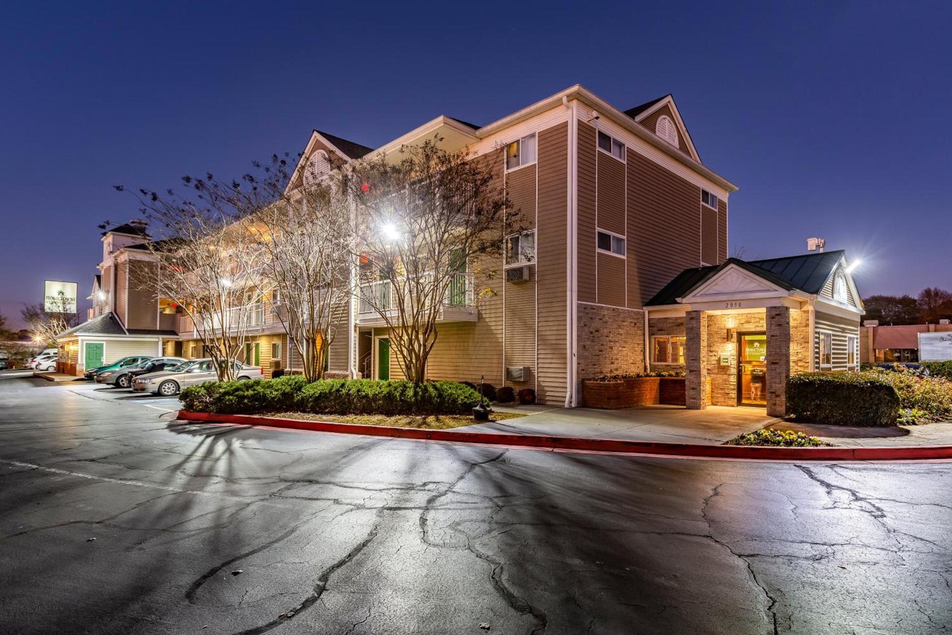 HomeTowne Studios by Red Roof Atlanta - Chamblee photo 6