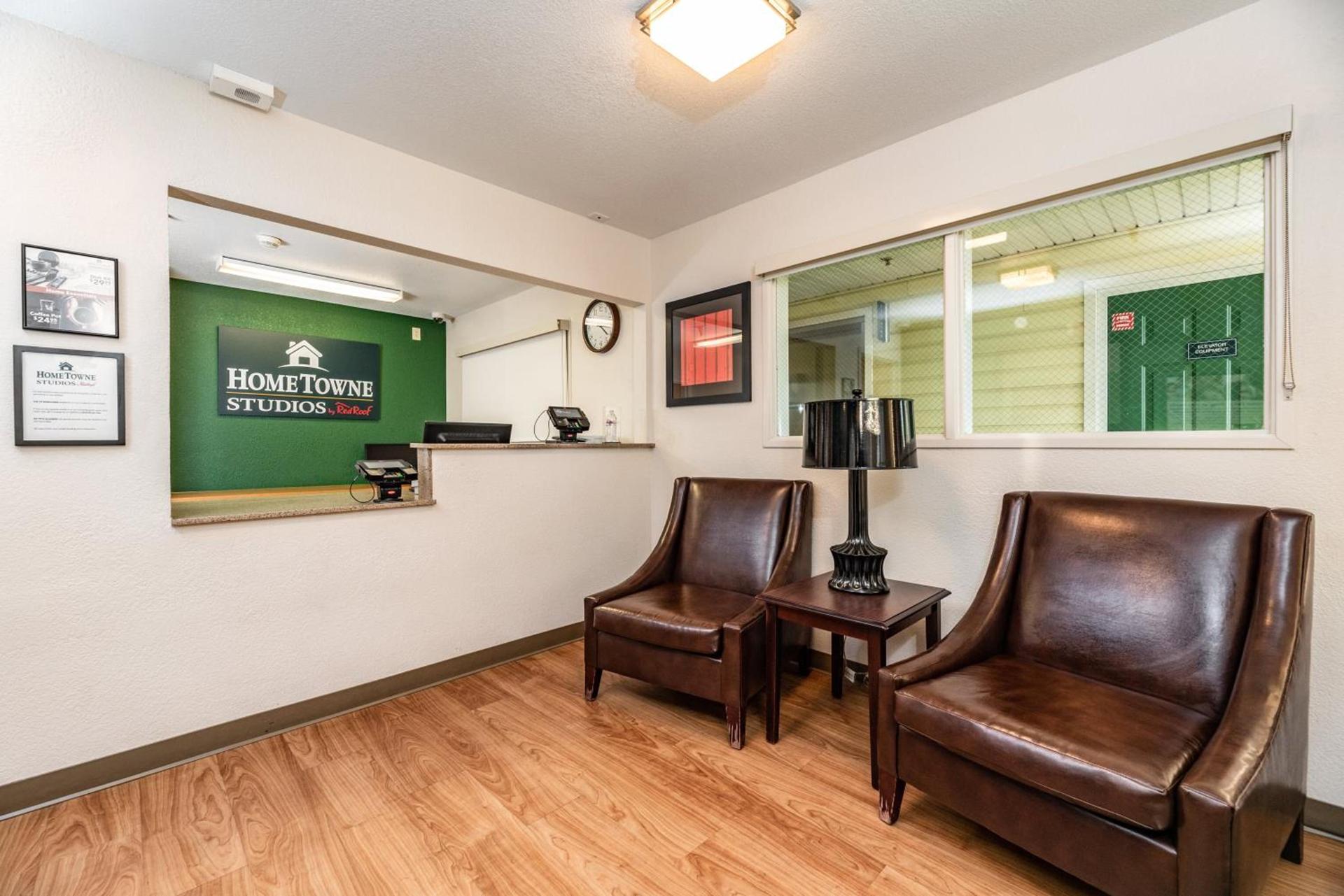 HomeTowne Studios by Red Roof Fresno - West photo 11