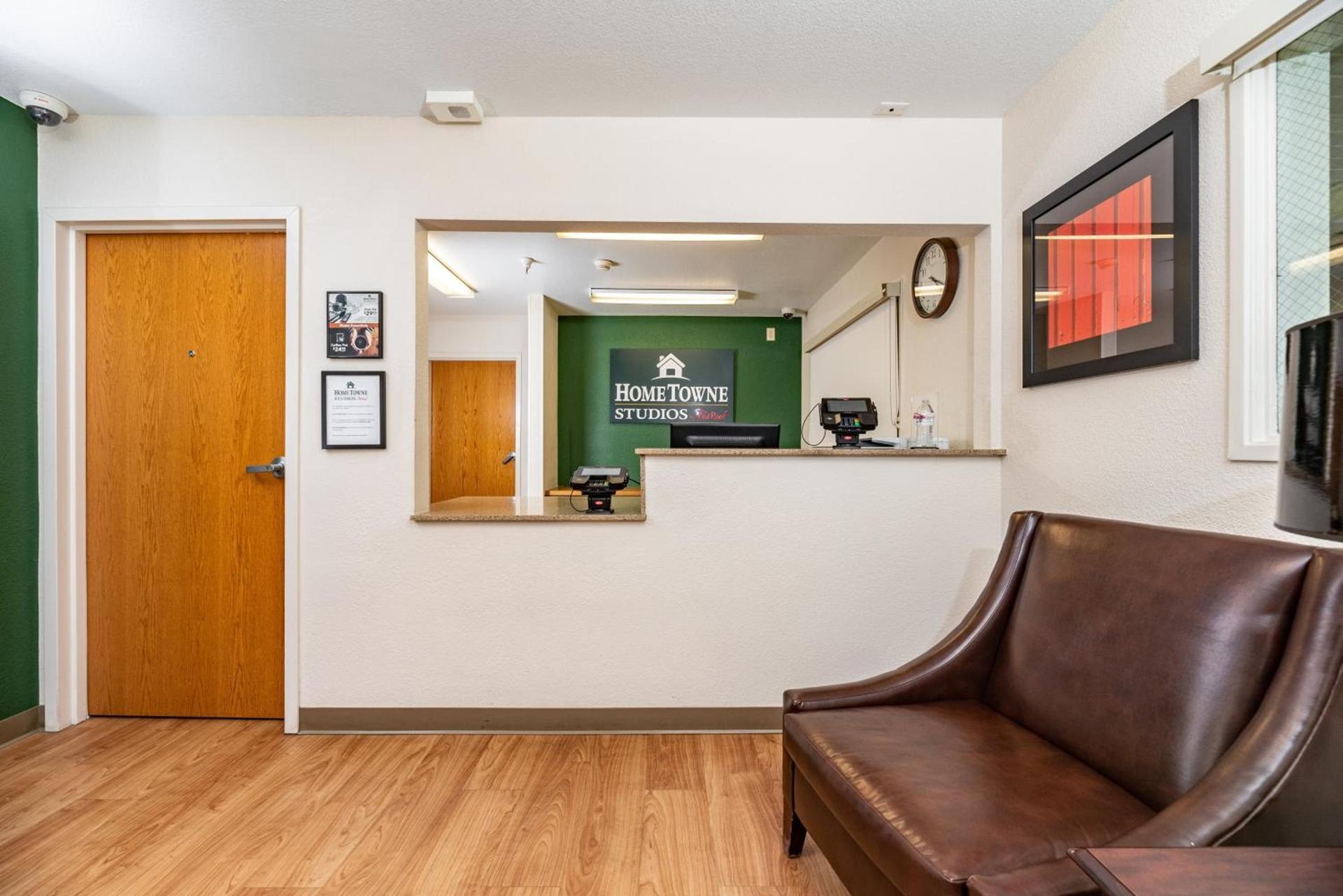 HomeTowne Studios by Red Roof Fresno - West photo 9
