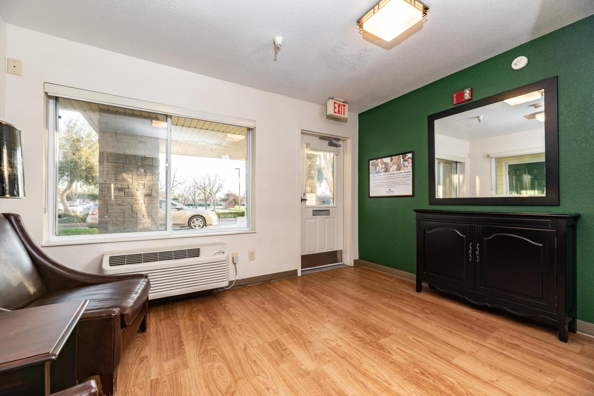 HomeTowne Studios by Red Roof Fresno - West photo 10
