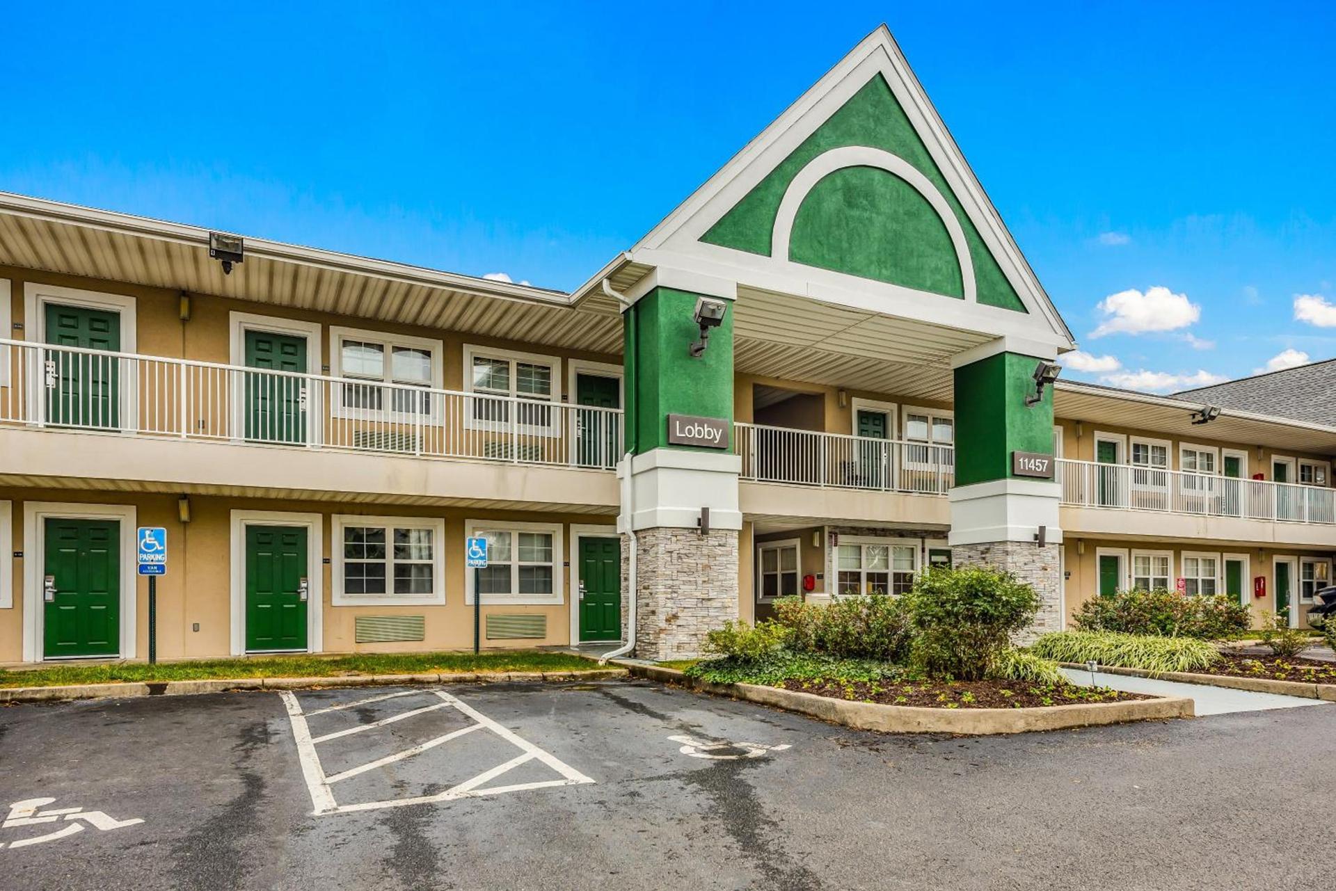 HomeTowne by Red Roof Studios Cincinnati - Sharonville photo 3