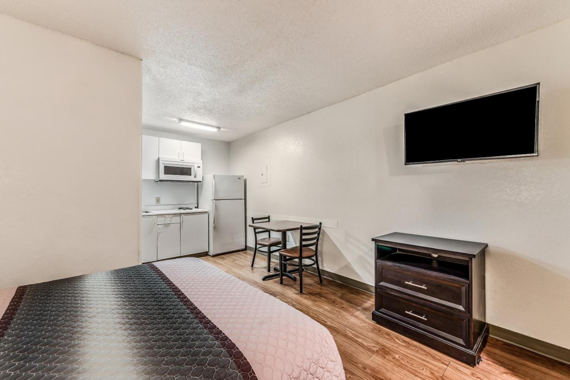 HomeTowne by Red Roof Studios Cincinnati - Sharonville photo 21