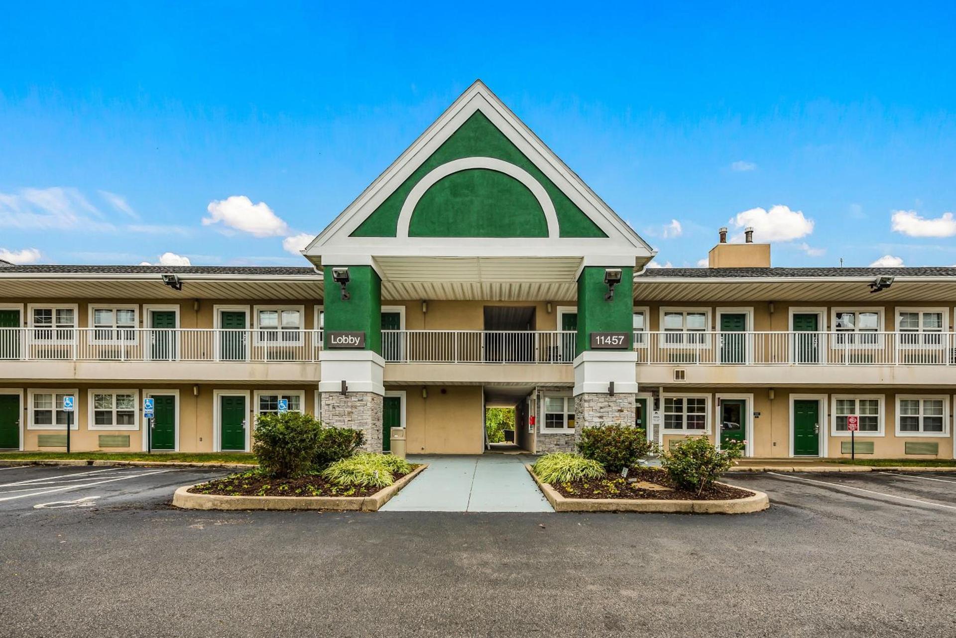 HomeTowne by Red Roof Studios Cincinnati - Sharonville photo 2