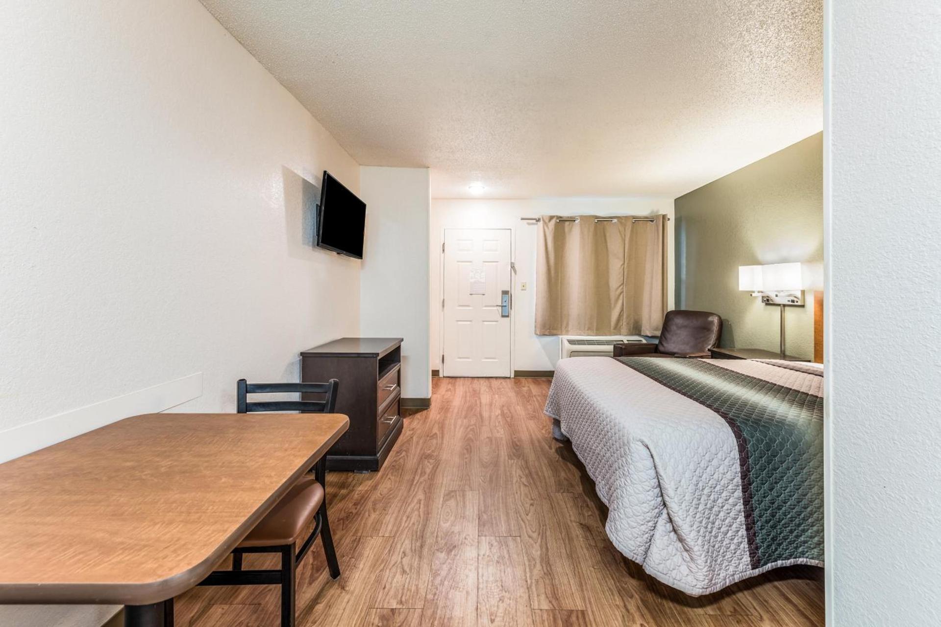 HomeTowne by Red Roof Studios Cincinnati - Sharonville photo 20