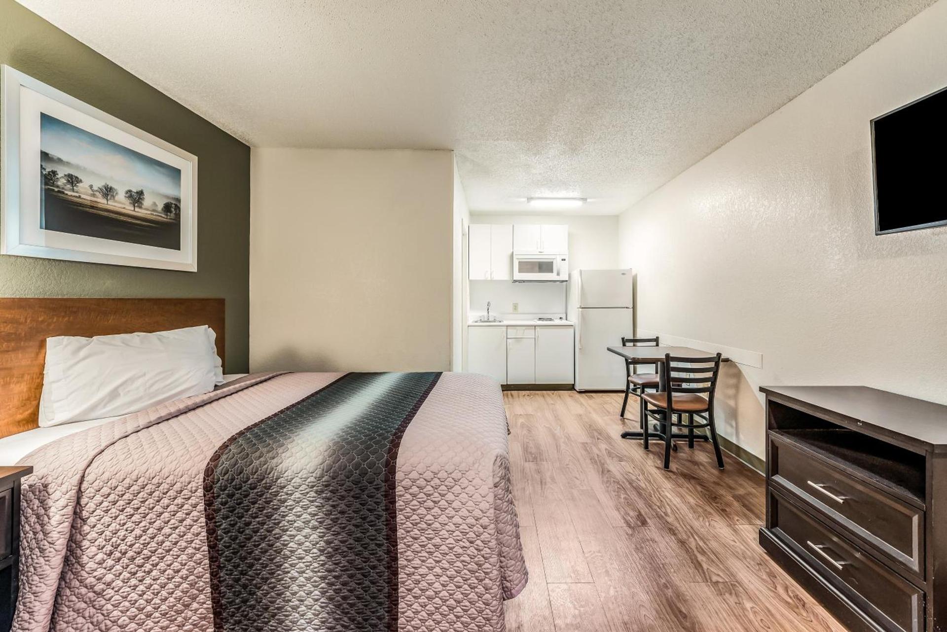 HomeTowne by Red Roof Studios Cincinnati - Sharonville photo 18