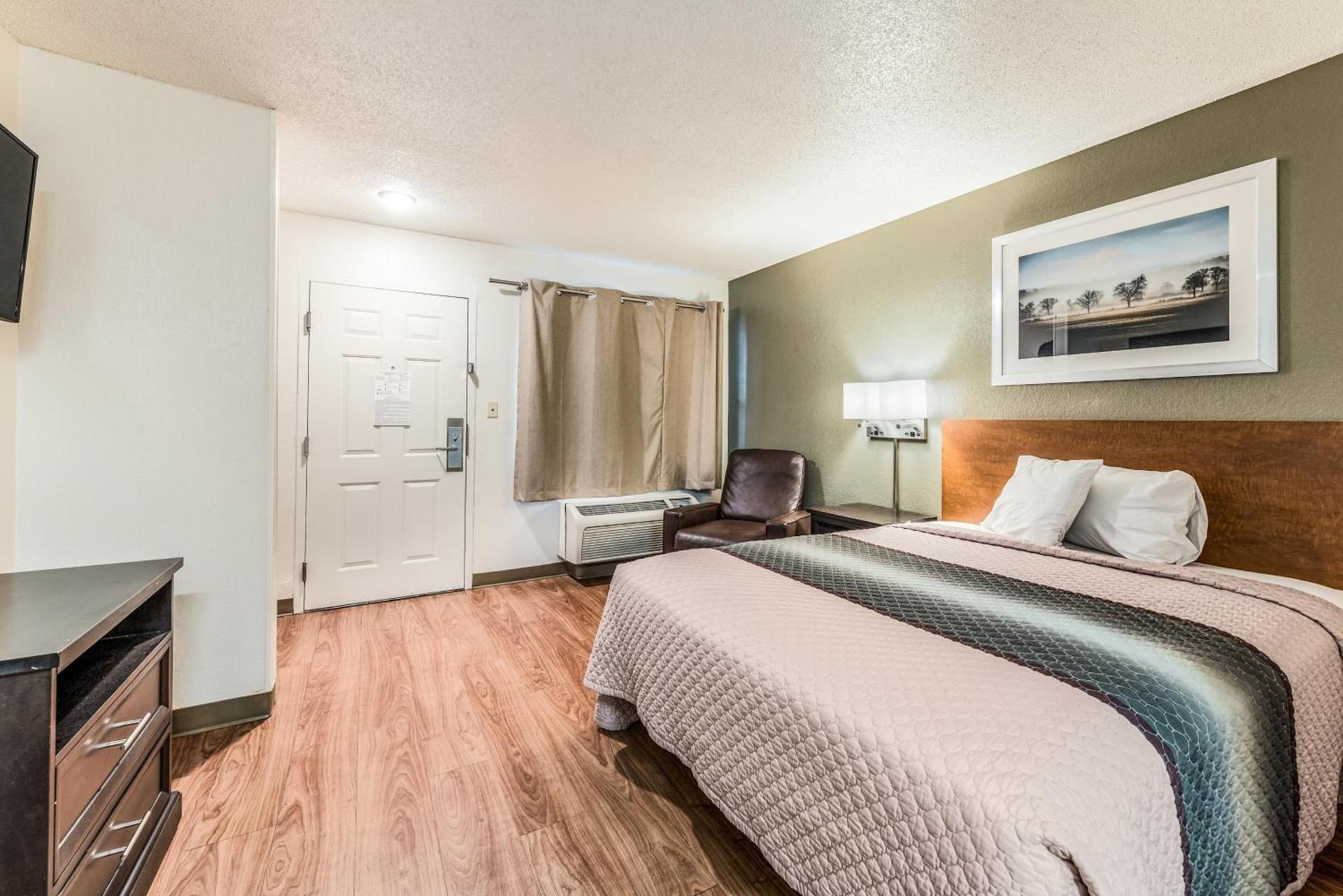 HomeTowne by Red Roof Studios Cincinnati - Sharonville photo 17