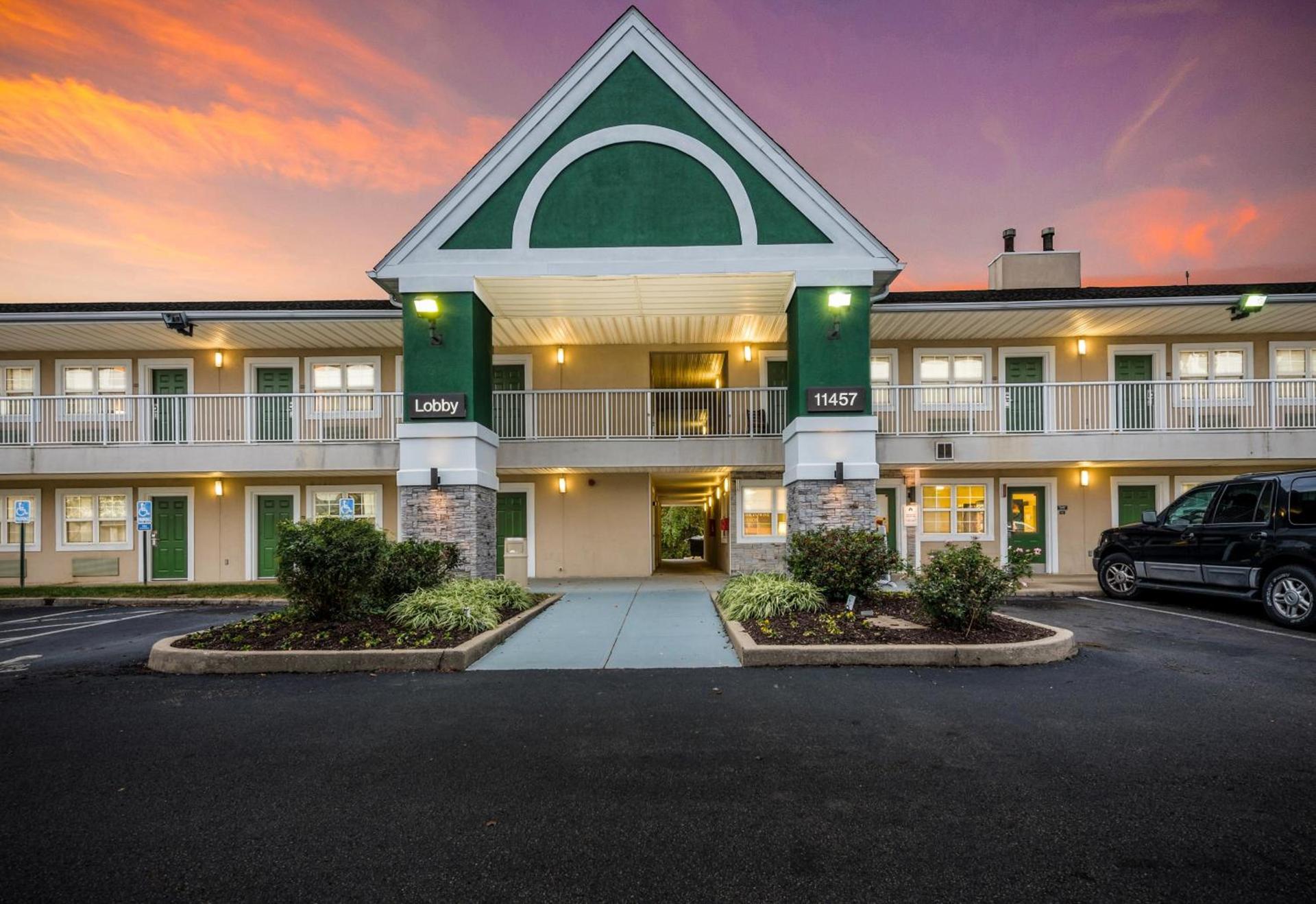 HomeTowne by Red Roof Studios Cincinnati - Sharonville photo 5
