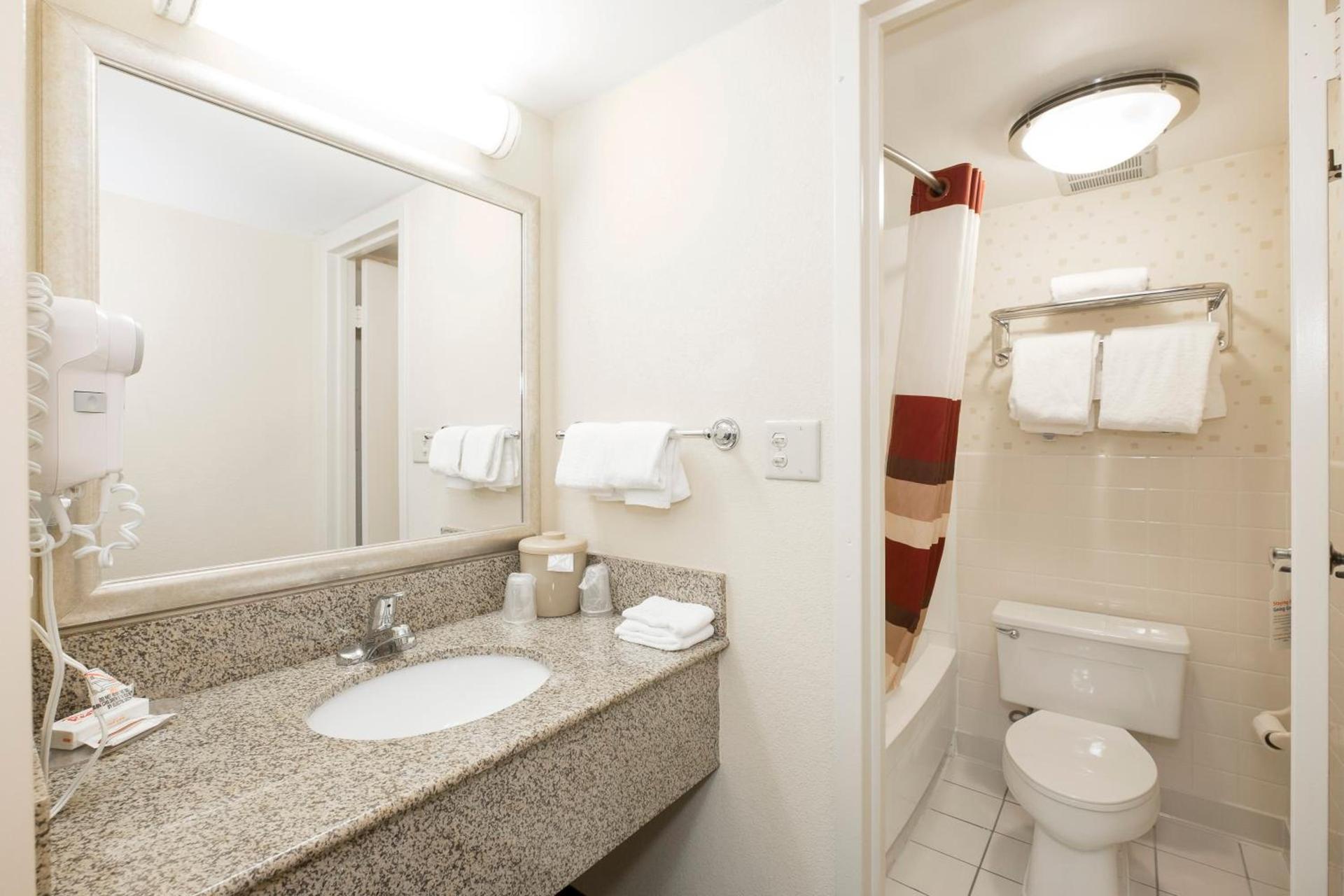 Red Roof Inn Annapolis photo 26
