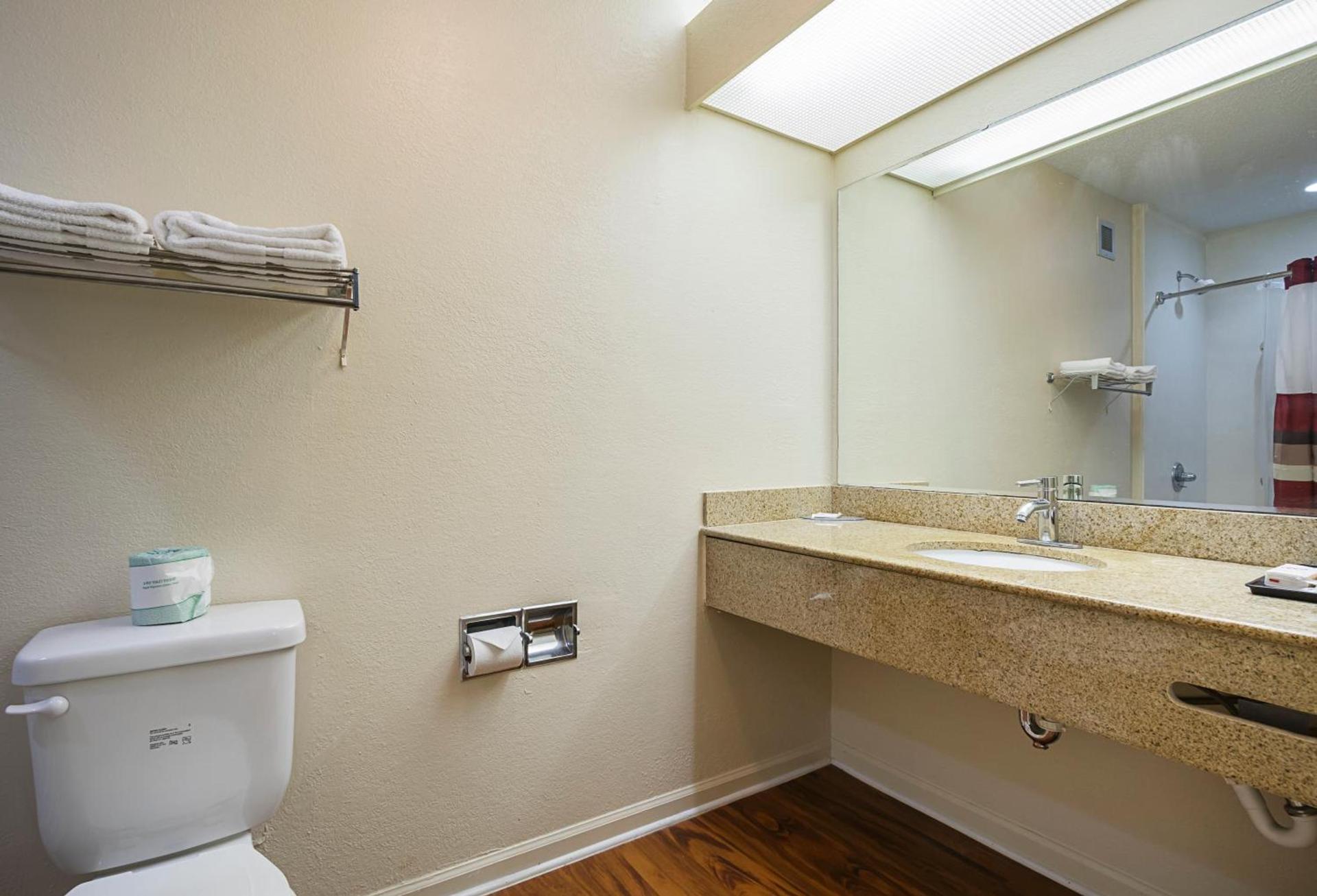 Red Roof Inn & Suites Scottsboro photo 26