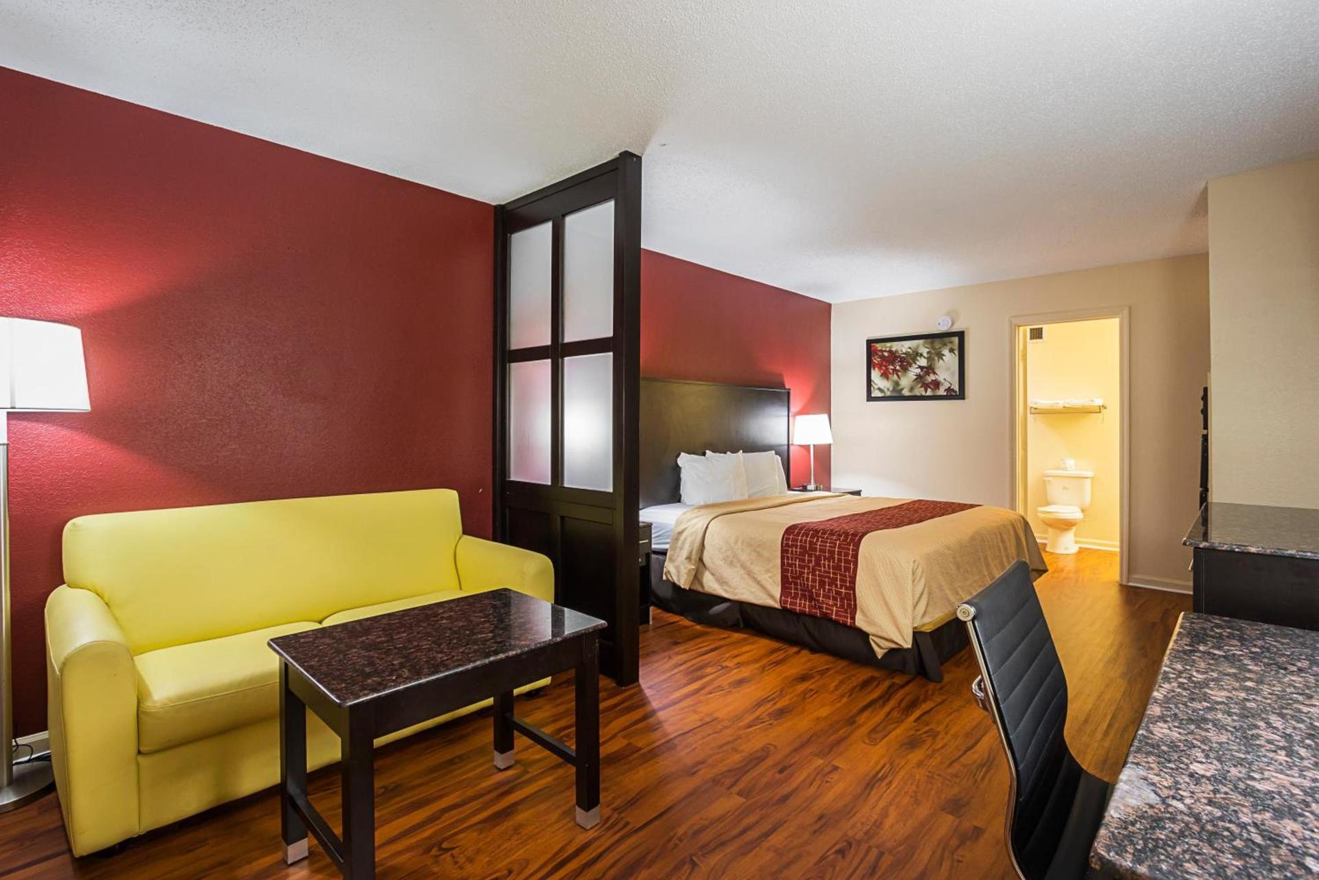 Red Roof Inn & Suites Scottsboro photo 23