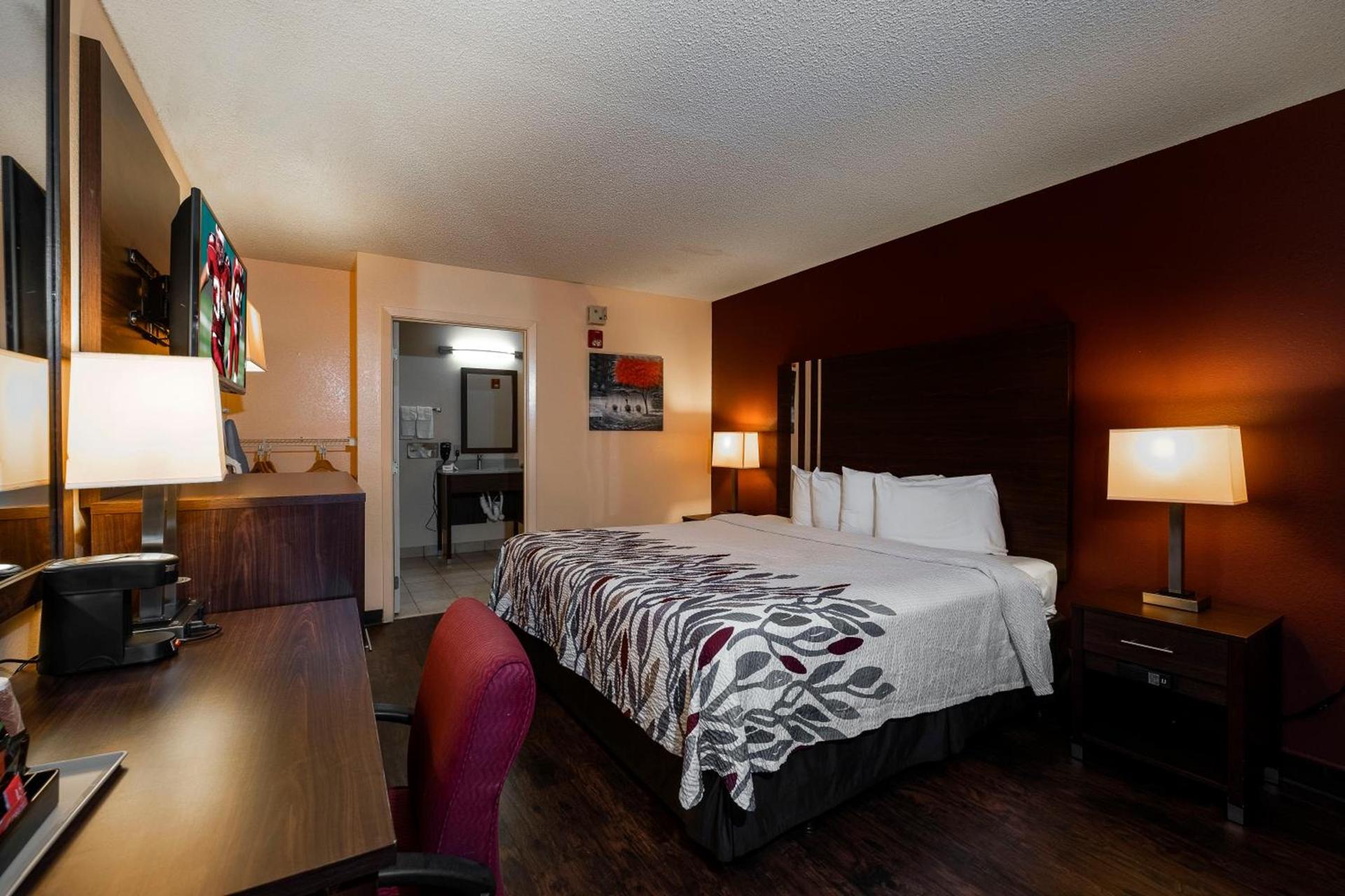 Red Roof Inn Valdosta - University photo 17