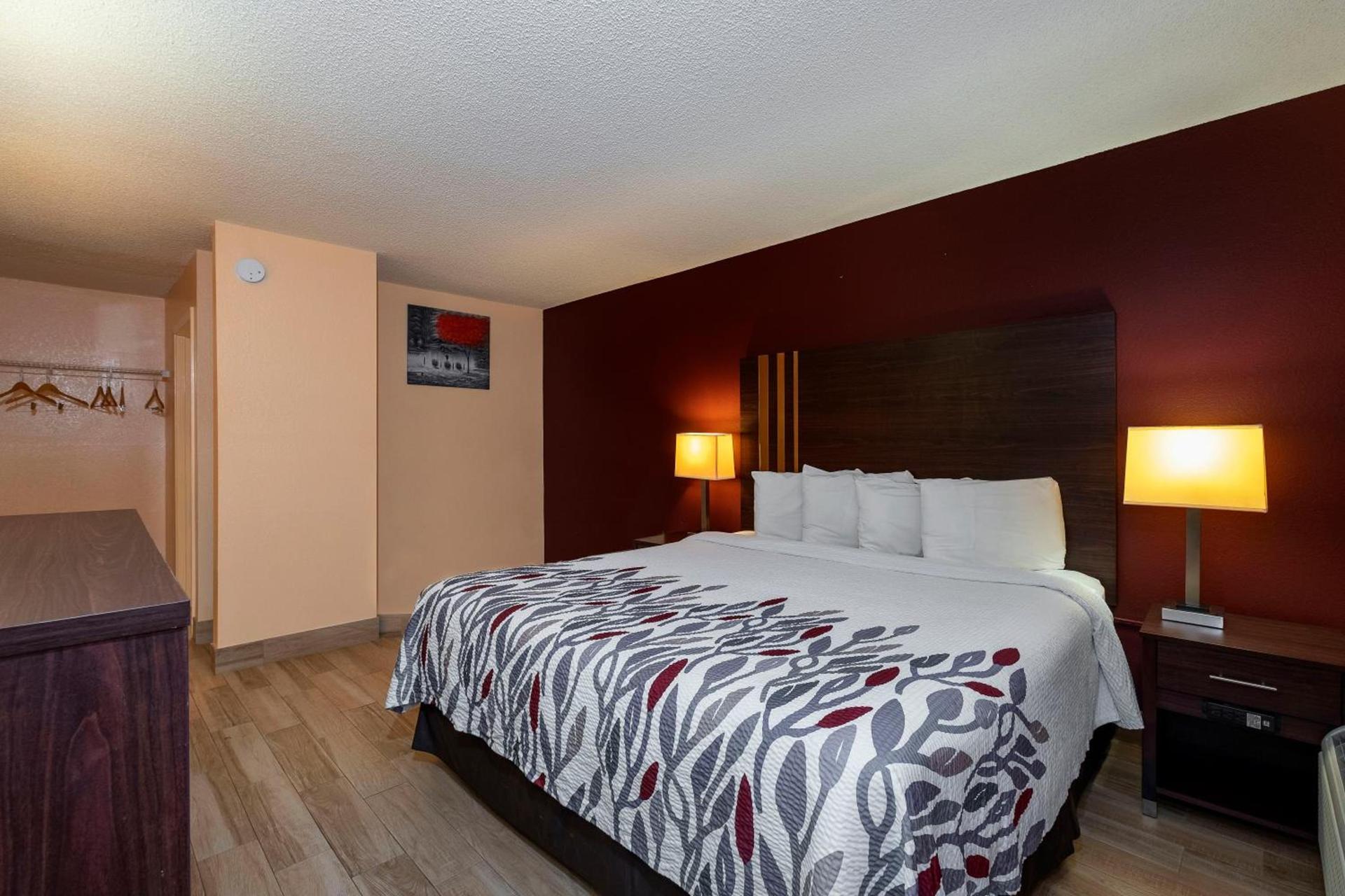 Red Roof Inn Valdosta - University photo 19